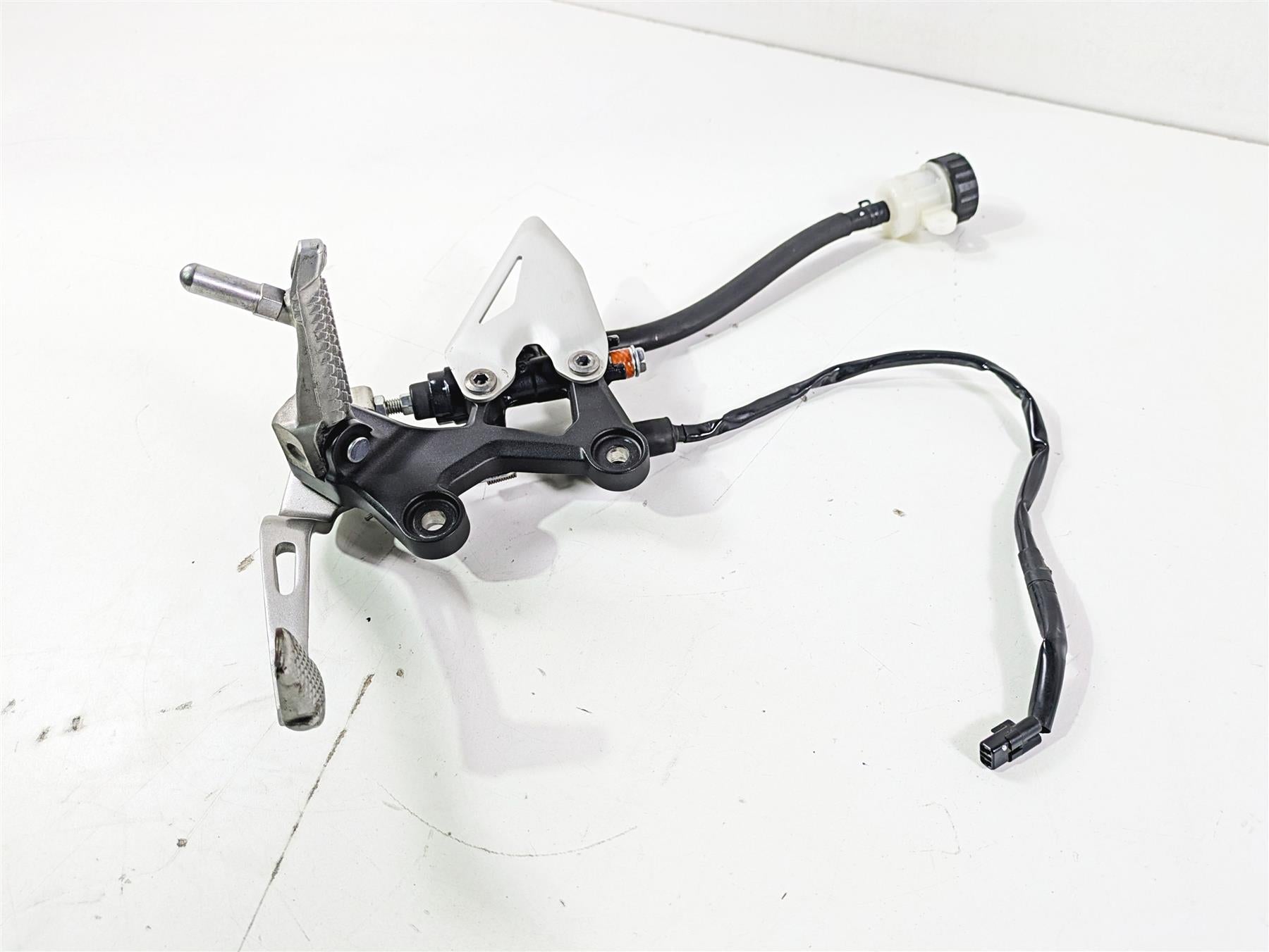 2023 Kawasaki EX400 Ninja Right Footpeg + Brake Lever Master Cylinder 35063-1408 {{ shop.shopifyCountryName }} - Mototech271