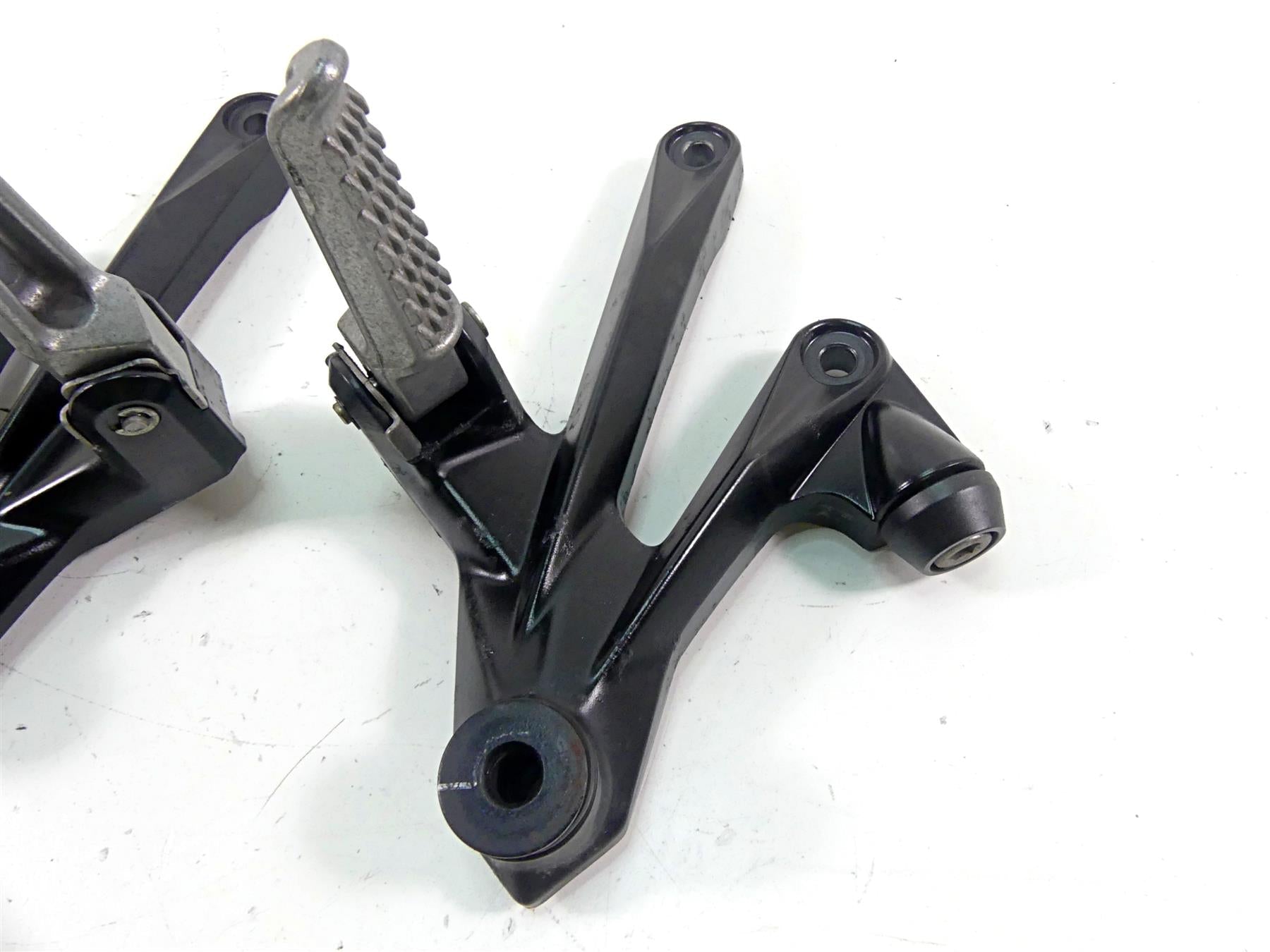 2010 Kawasaki ZX1400 ZX14 R Ninja Rear Passenger Foot Peg Set 35063-0353 {{ shop.shopifyCountryName }} - Mototech271