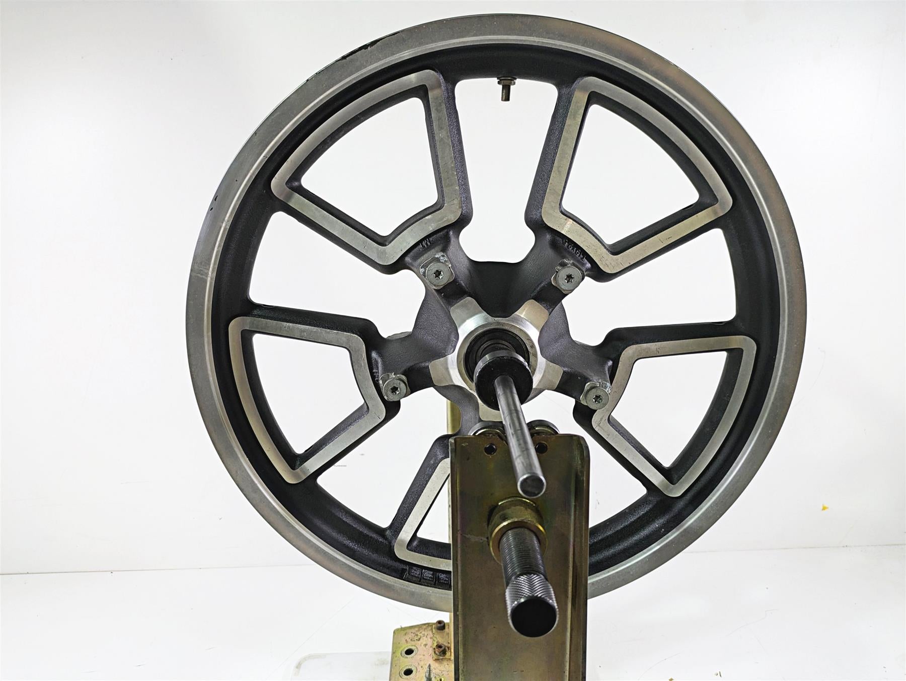 2015 Harley FXDL Dyna Low Rider Nice Oem Front Wheel Rim 19x2.5 Cast 43300280 {{ shop.shopifyCountryName }} - Mototech271