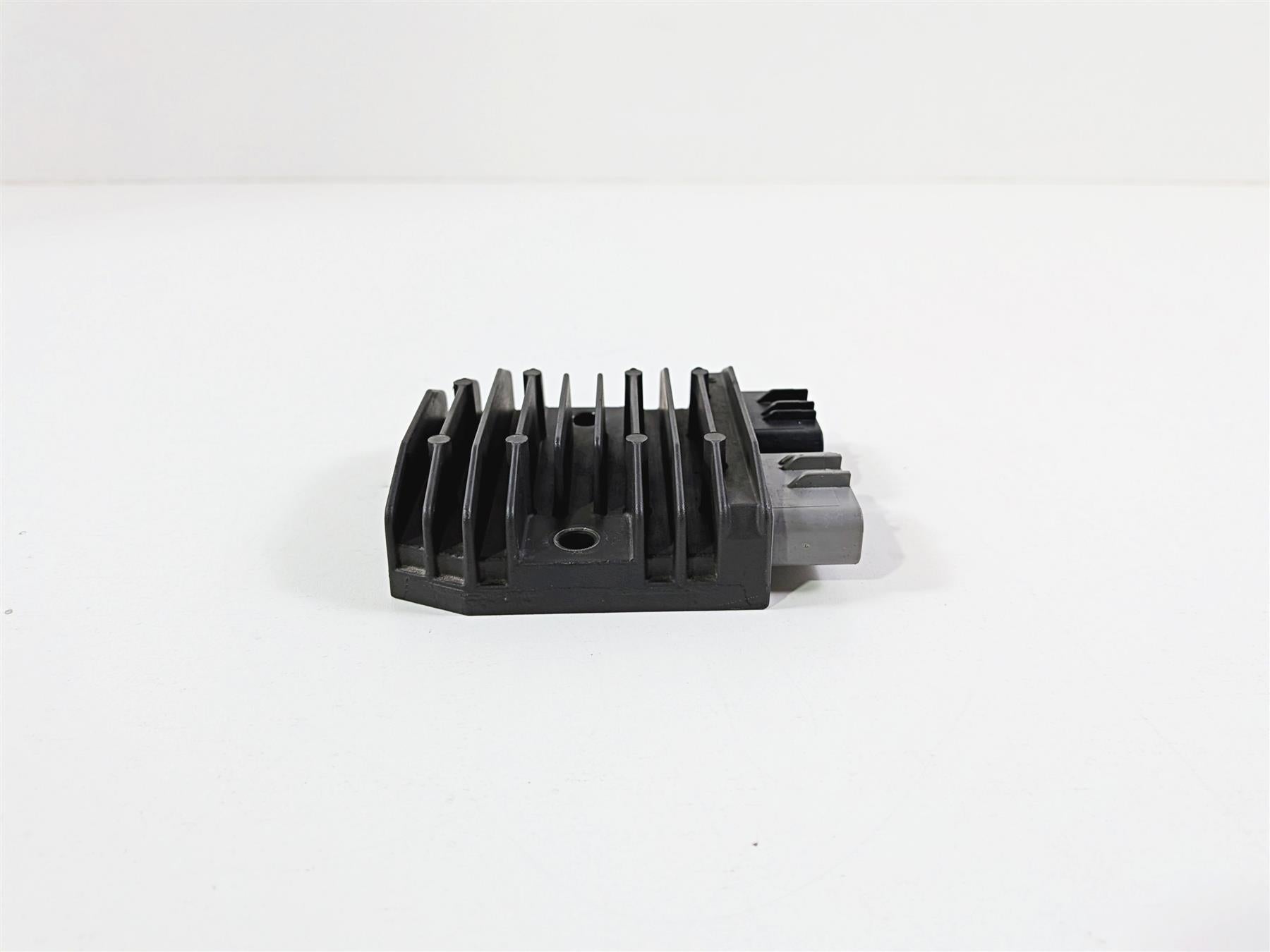 2008 Yamaha YZF R1 RN19 Oem Rectifier Voltage Regulator 1D7-81960-00-00 FH012AA {{ shop.shopifyCountryName }} - Mototech271