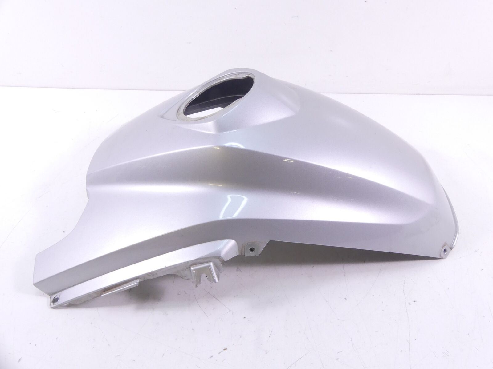 2012 BMW R1200GS K25 Tank Center Cover Fairing -Titansilber 46637693425 {{ shop.shopifyCountryName }} - Mototech271
