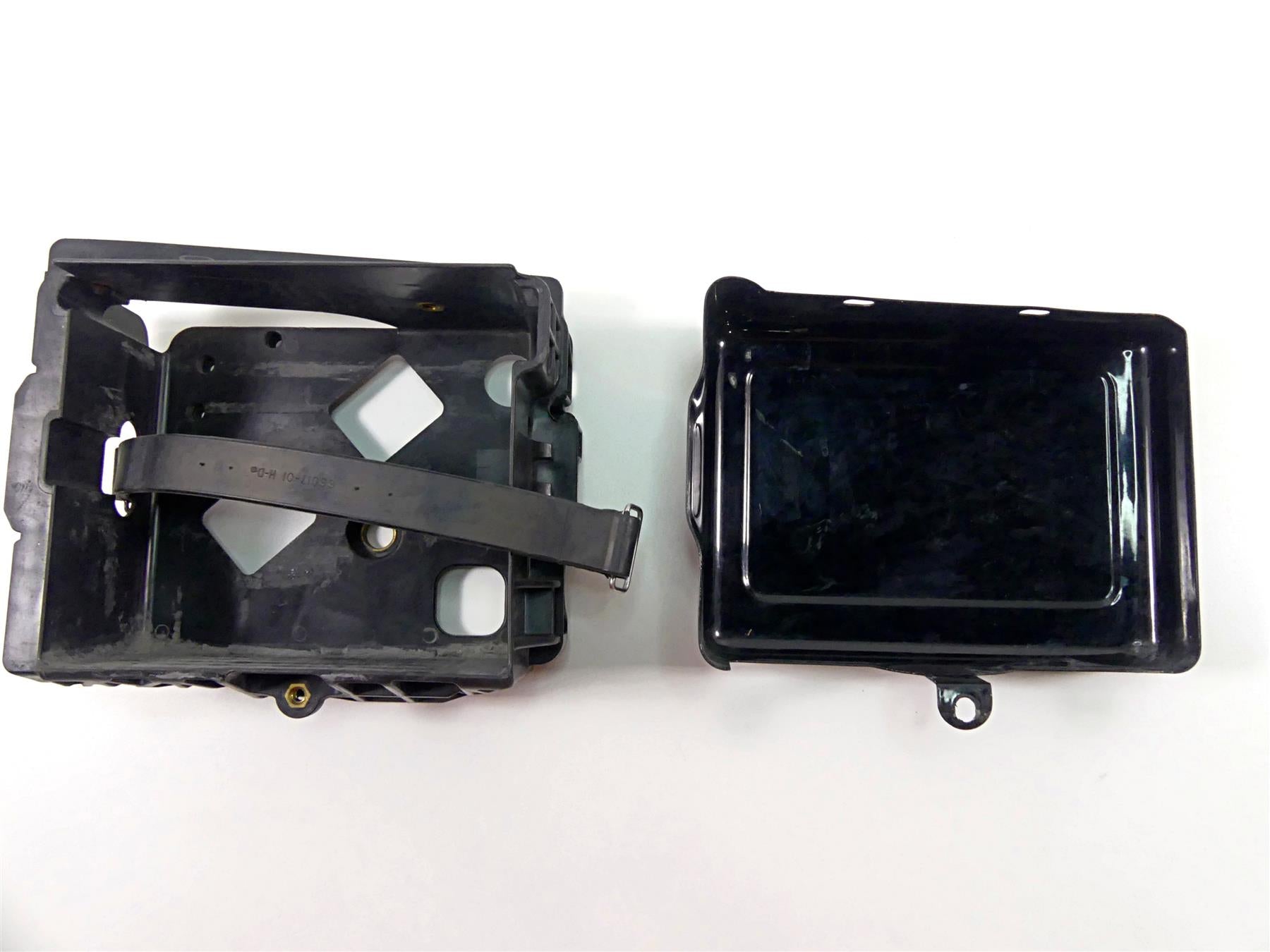 2017 Harley Dyna FXDB Street Bob Battery Carrier & Black Side Cover 70379-06B {{ shop.shopifyCountryName }} - Mototech271