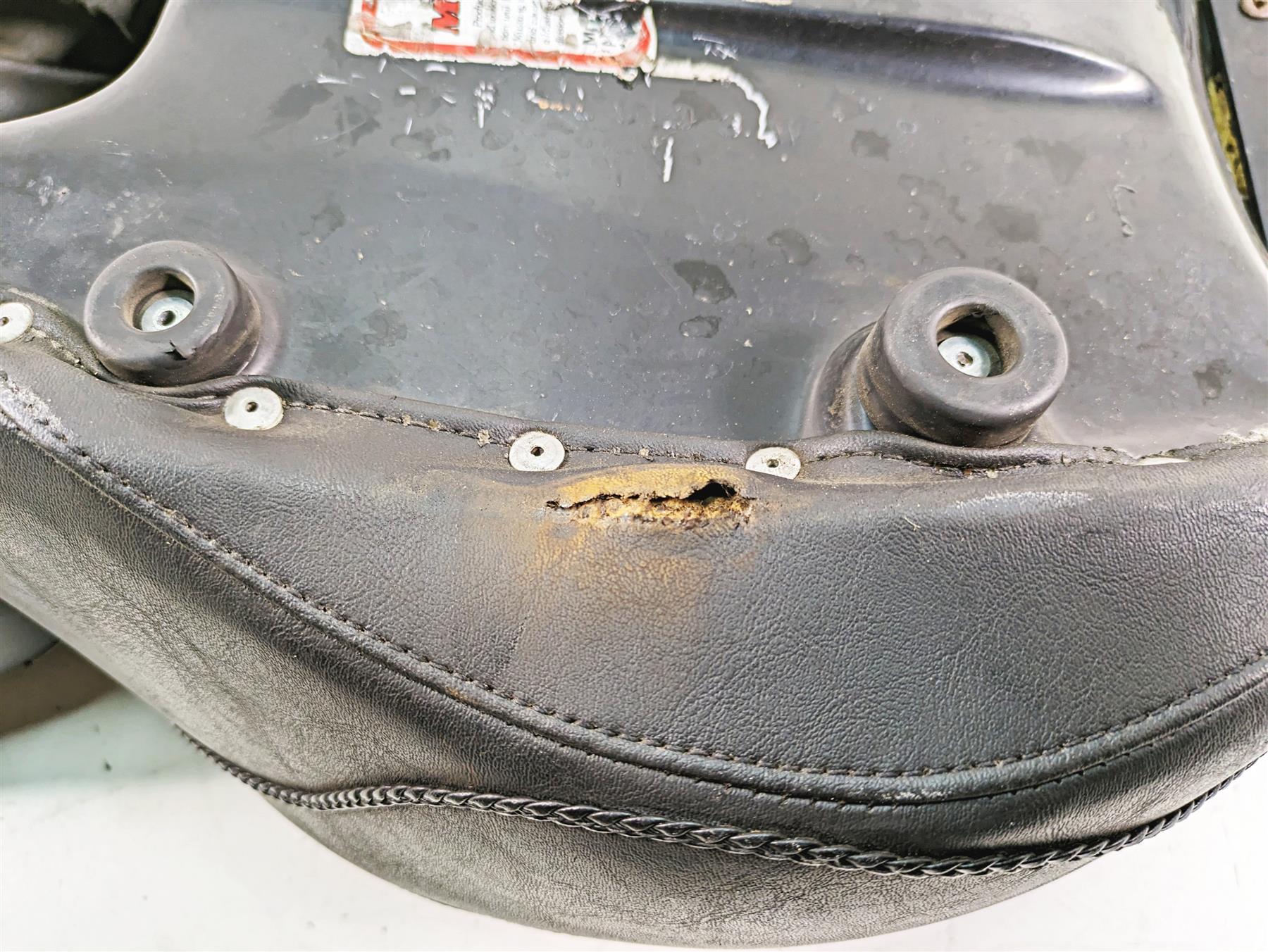 2011 Harley Touring FLHR Road King Mustang Seat Saddle 731499 {{ shop.shopifyCountryName }} - Mototech271