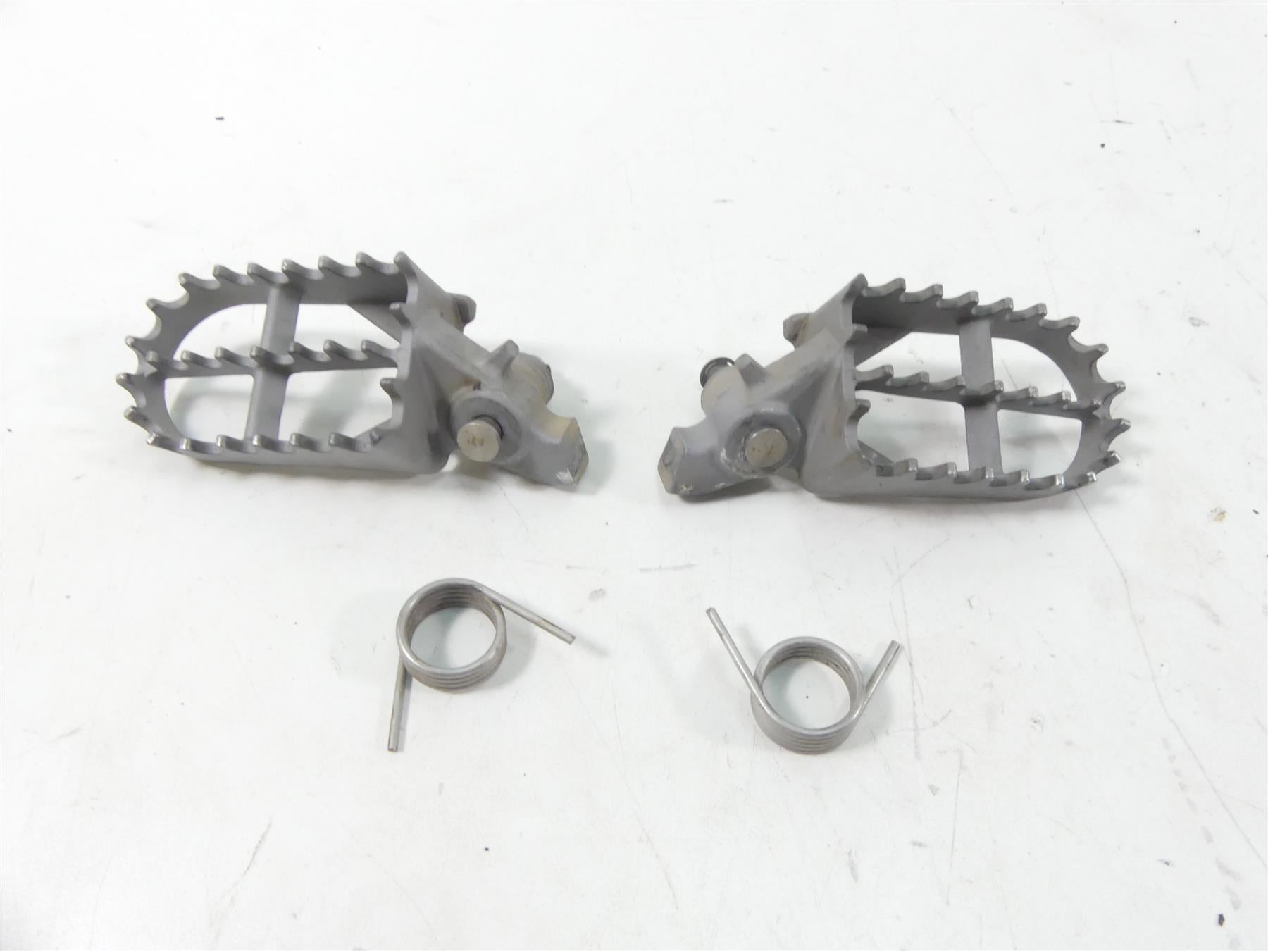 2011 BMW R1200GS K255 Adv Front Rider Driver Footpeg Footrest Set 46717694557 {{ shop.shopifyCountryName }} - Mototech271