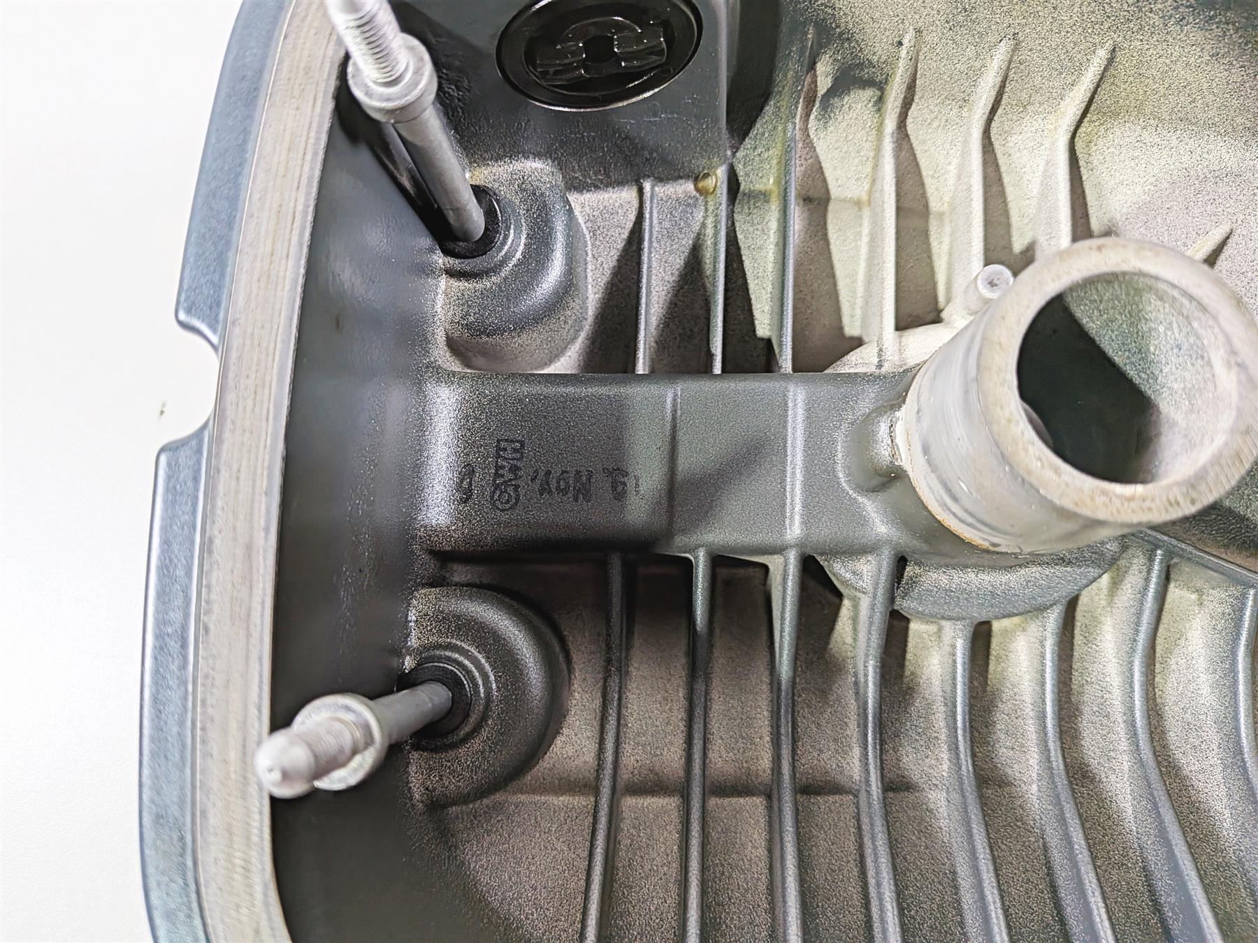 2004 BMW R1150GS R21 Left Cylinder Head Valve Cover 11127672585 {{ shop.shopifyCountryName }} - Mototech271