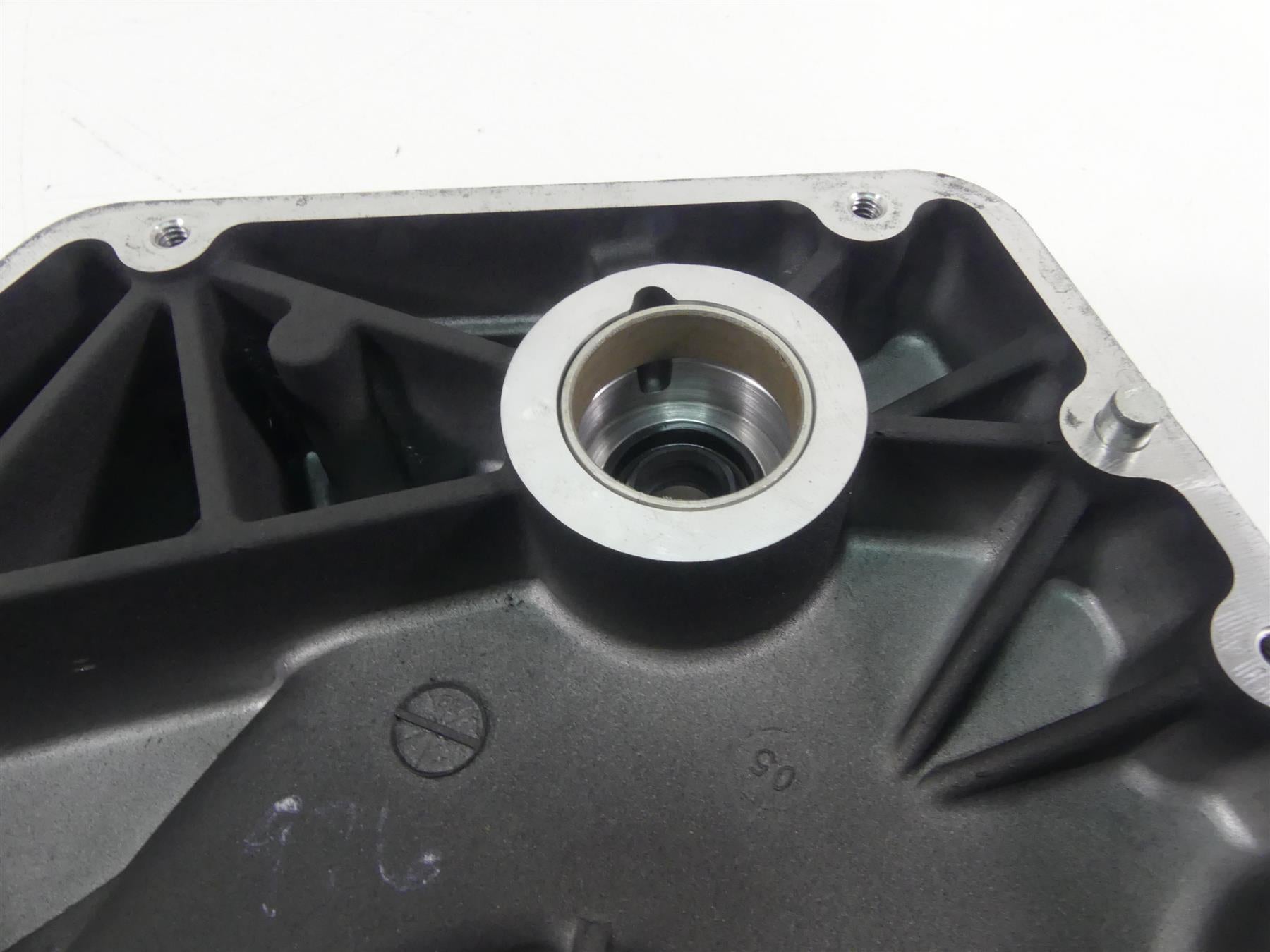 2005 Harley Dyna FXDLI Low Rider Inner Primary Drive Clutch Cover 60681-01 {{ shop.shopifyCountryName }} - Mototech271