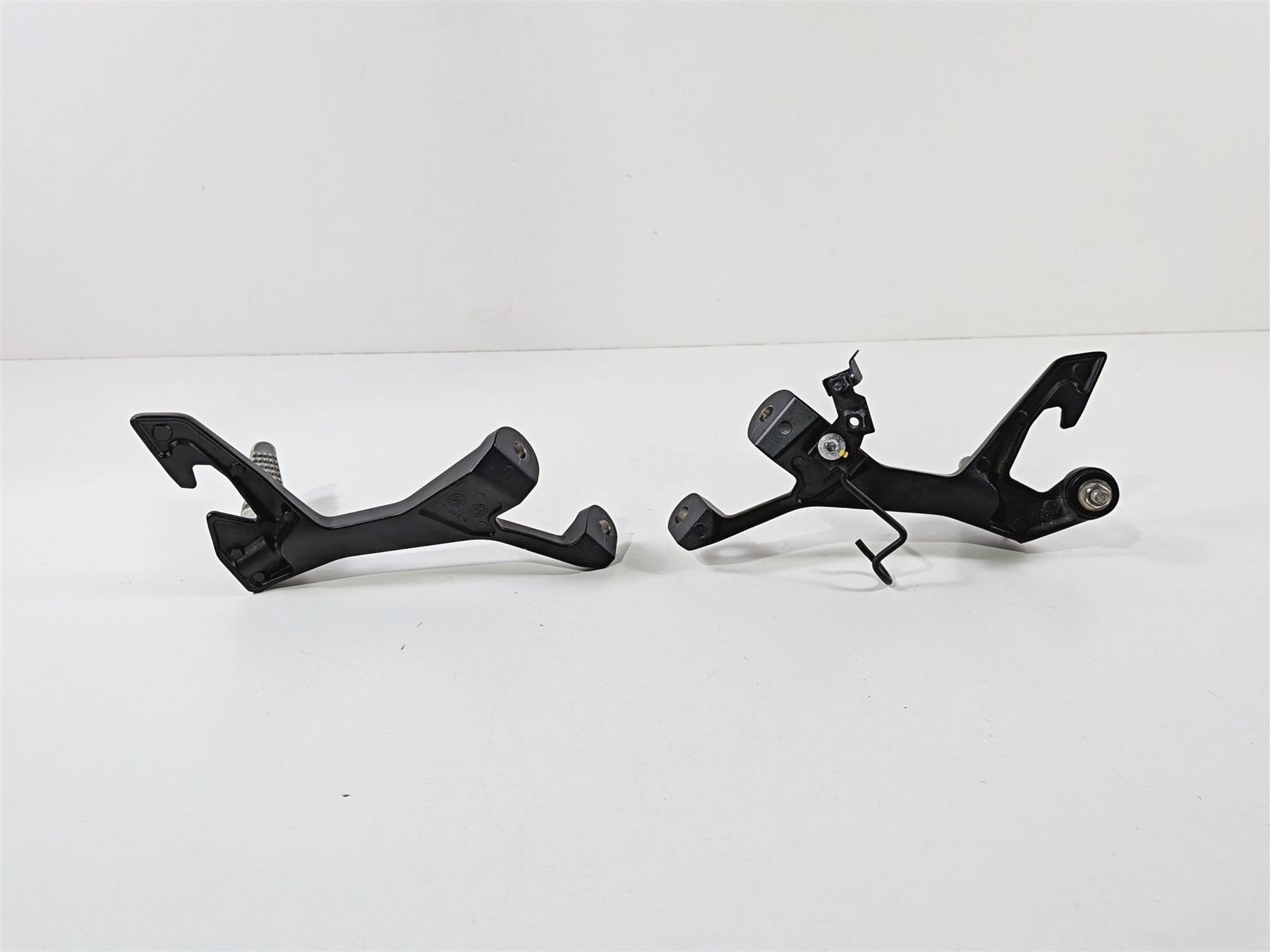 2024 Kawasaki EX500 Ninja 40th An. Rear Passenger Foot Peg 35063-1408 35063-1409 {{ shop.shopifyCountryName }} - Mototech271