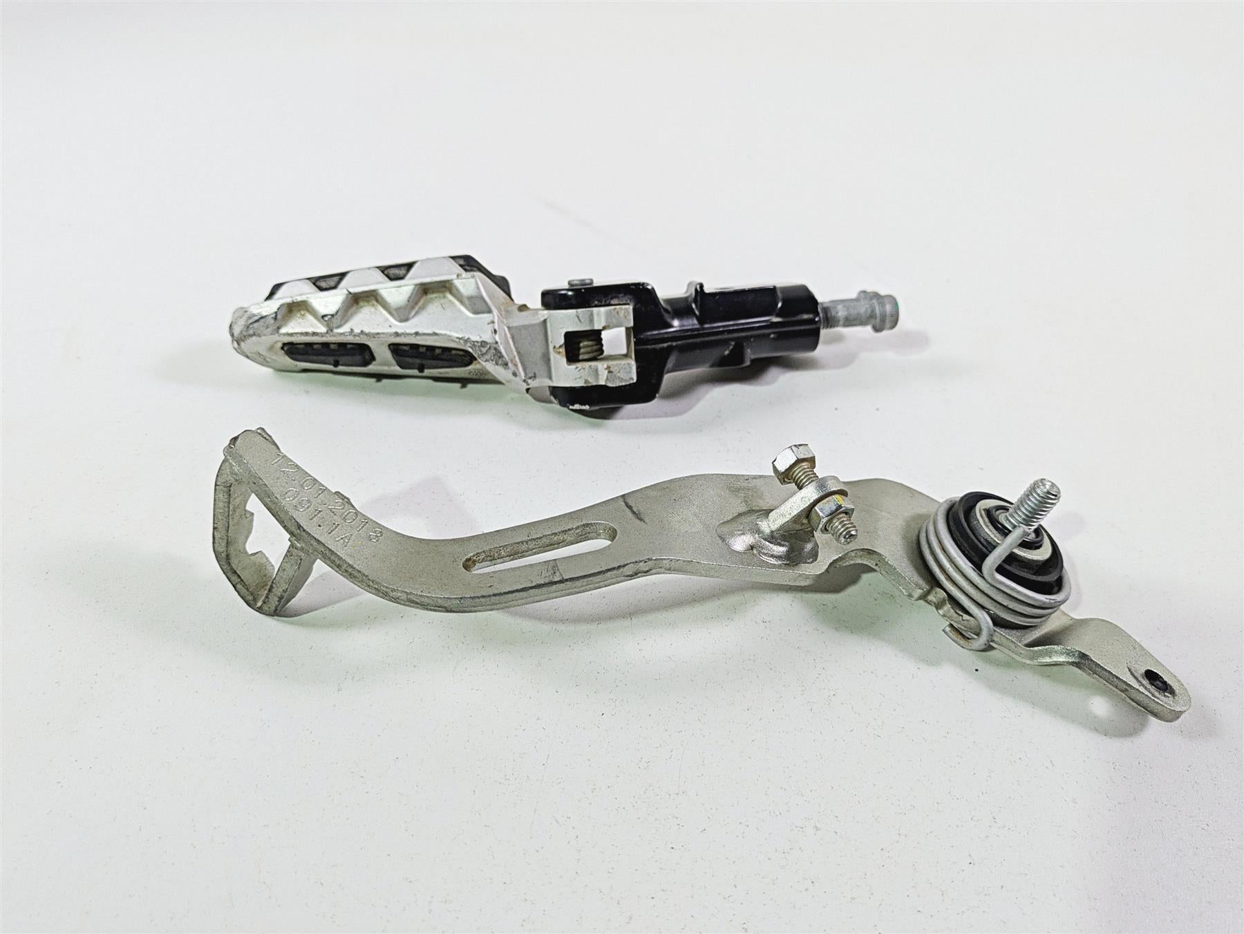 2018 Ducati Scrambler Desert Sled 800 Right Footpeg & Brake Pedal 82413311BA {{ shop.shopifyCountryName }} - Mototech271