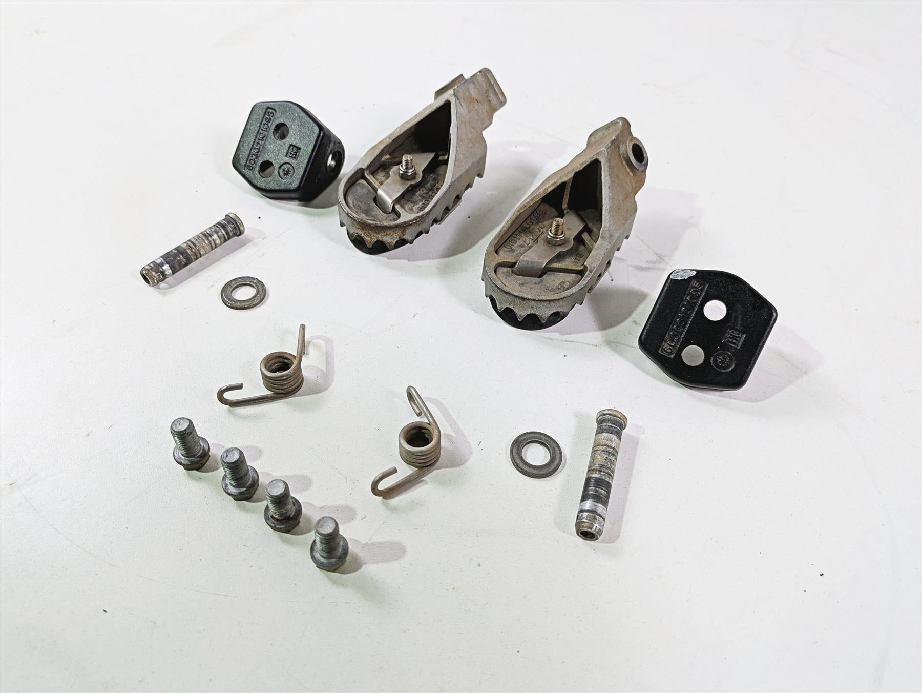 2020 KTM 1290 Super Adventure R Rider Footpeg Set & Clips & Bolts 60003040133 {{ shop.shopifyCountryName }} - Mototech271