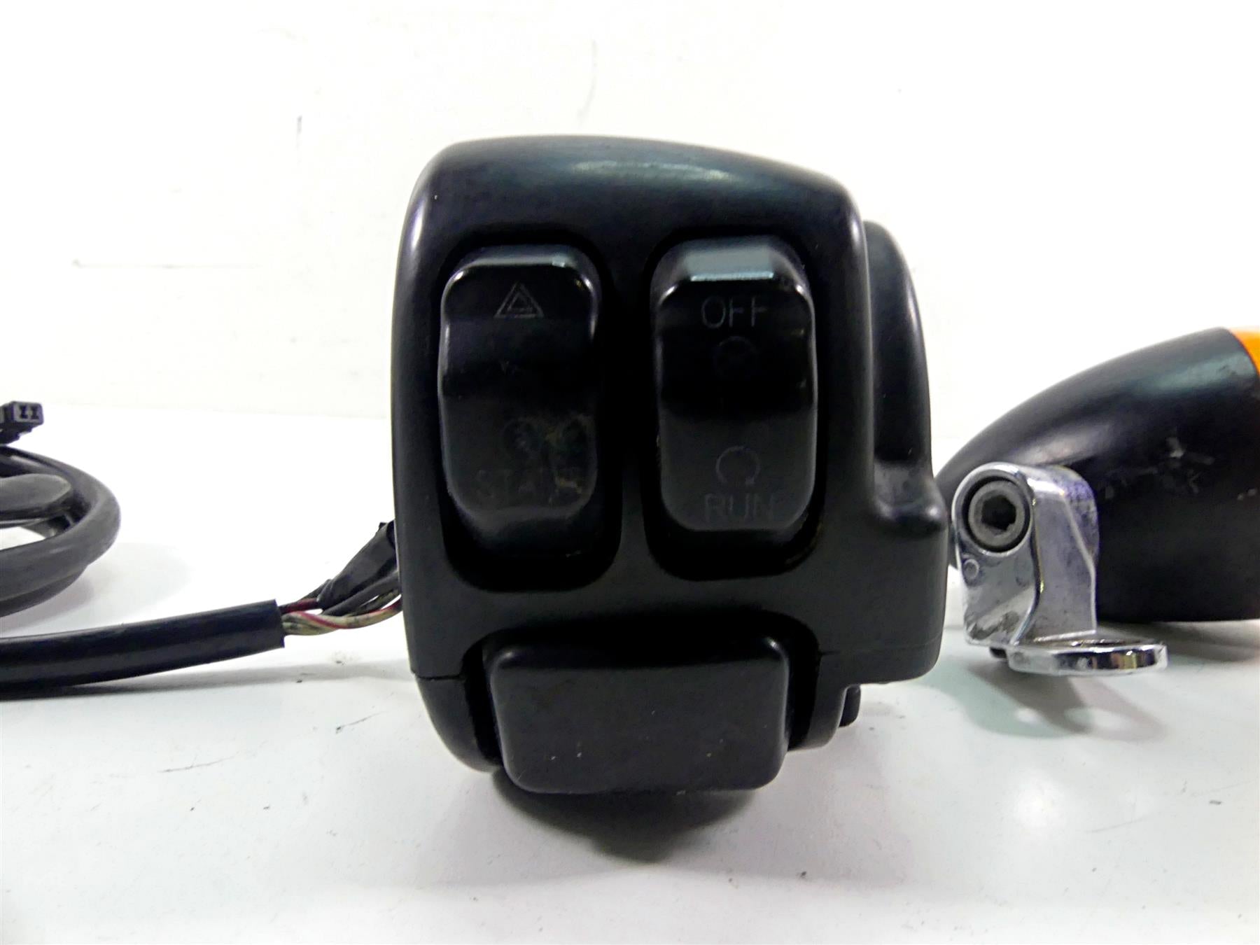 2011 Harley Softail FXS Blackline Right Control Switch + Blinker - Read 72952-11 {{ shop.shopifyCountryName }} - Mototech271