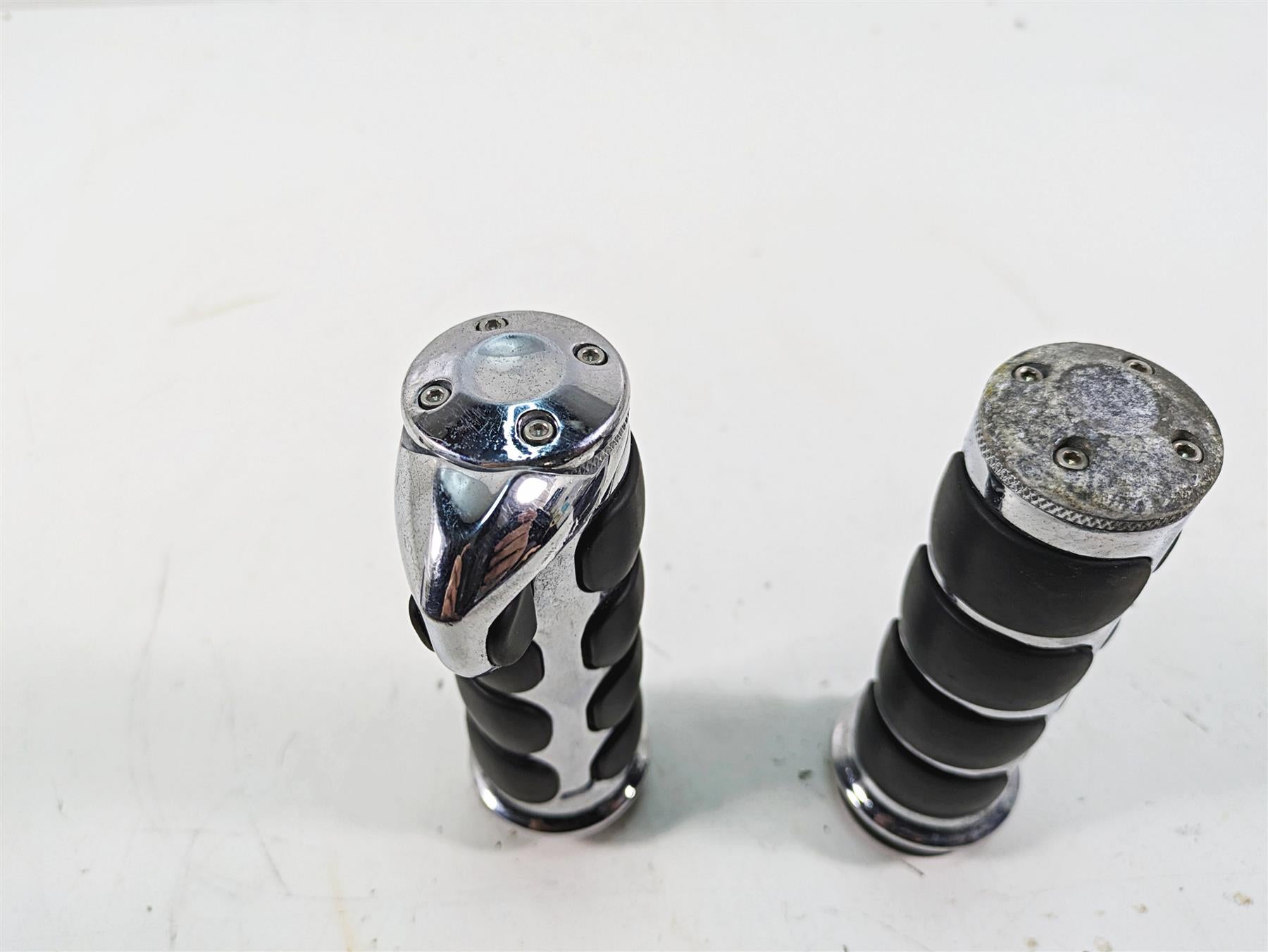 1999 Harley Dyna FXDL Low Rider Chrome Hand Grip Set {{ shop.shopifyCountryName }} - Mototech271