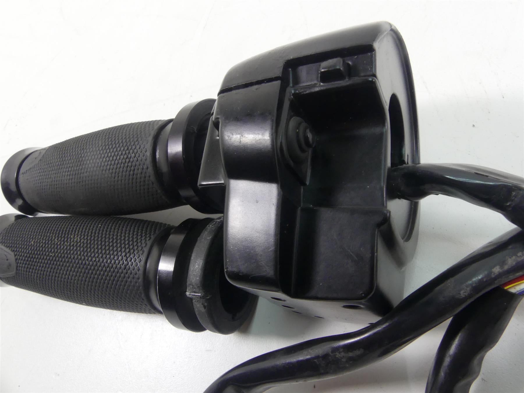 2013 Harley Touring FLTRX Road Glide Right Hand Cruise Control Switch 71684-06A {{ shop.shopifyCountryName }} - Mototech271