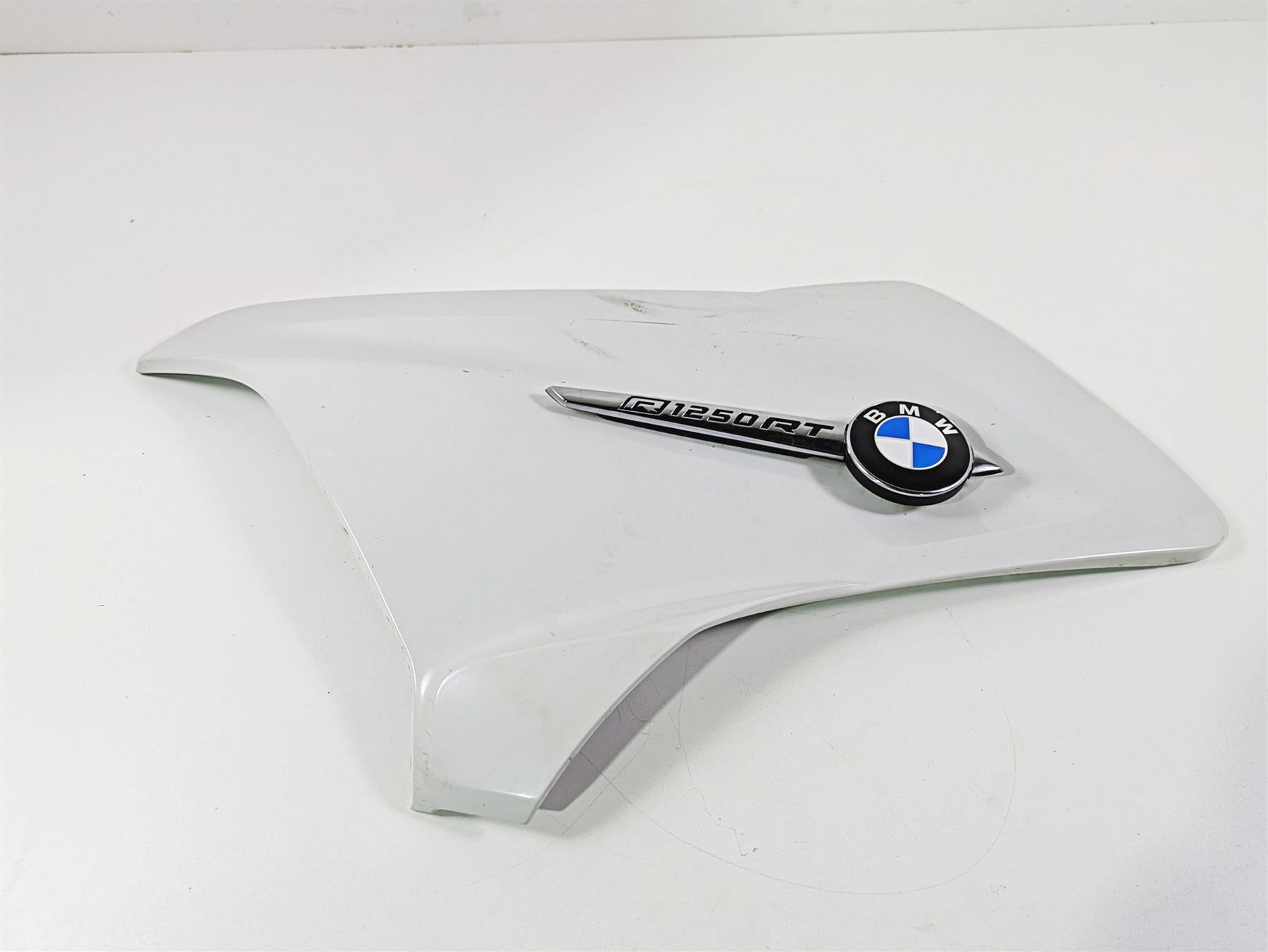 2019 BMW R1250RT K52 Left Emblem Side Covers Fairing Cowl - Read 46638566227 {{ shop.shopifyCountryName }} - Mototech271