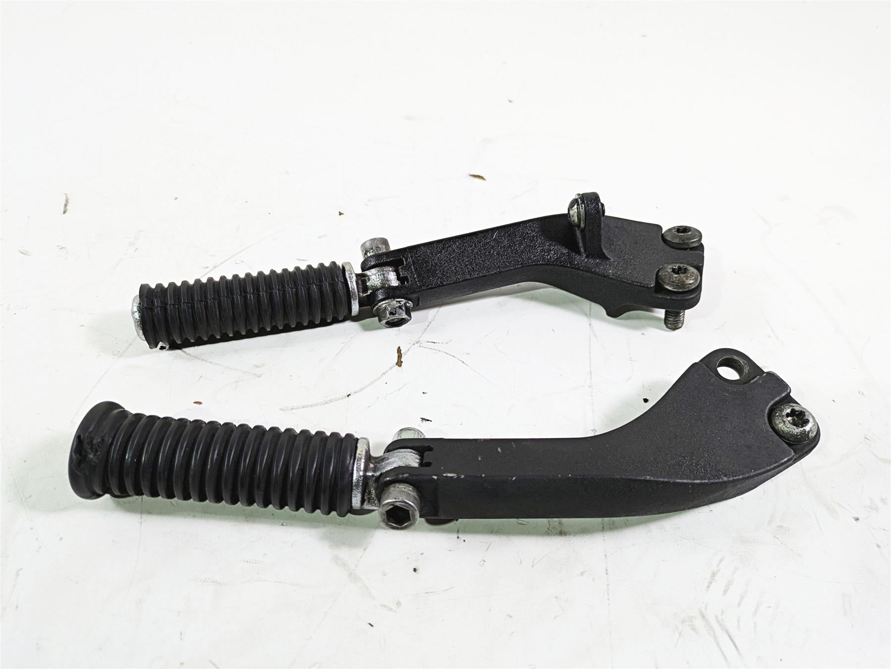 2016 Harley FXDL Dyna Low Rider Rear Passenger Footpeg Set 49224-06A 49230-06 {{ shop.shopifyCountryName }} - Mototech271