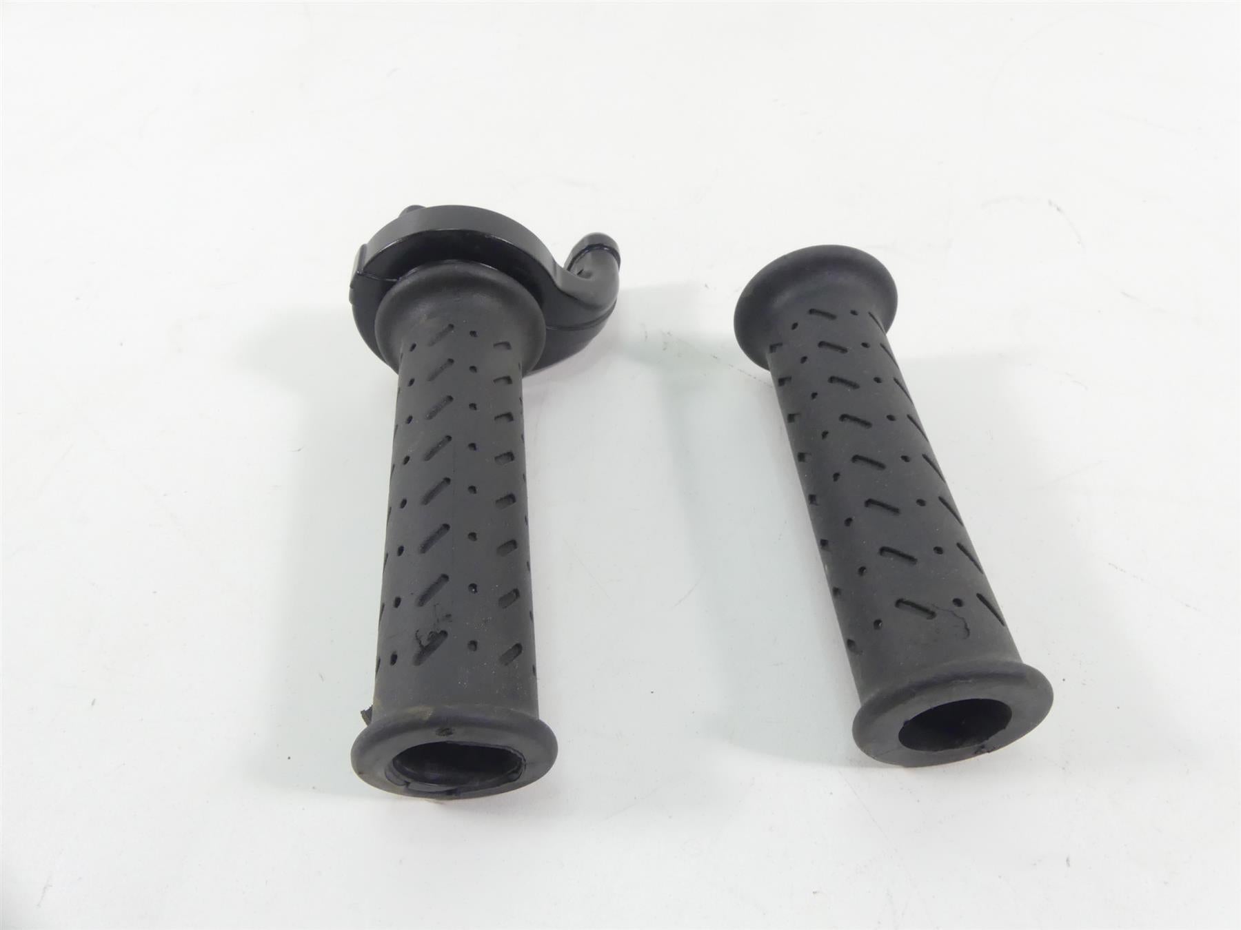 2015 Triumph 1050 Speed Triple R Throttle Hand Grip Set T2040252 {{ shop.shopifyCountryName }} - Mototech271