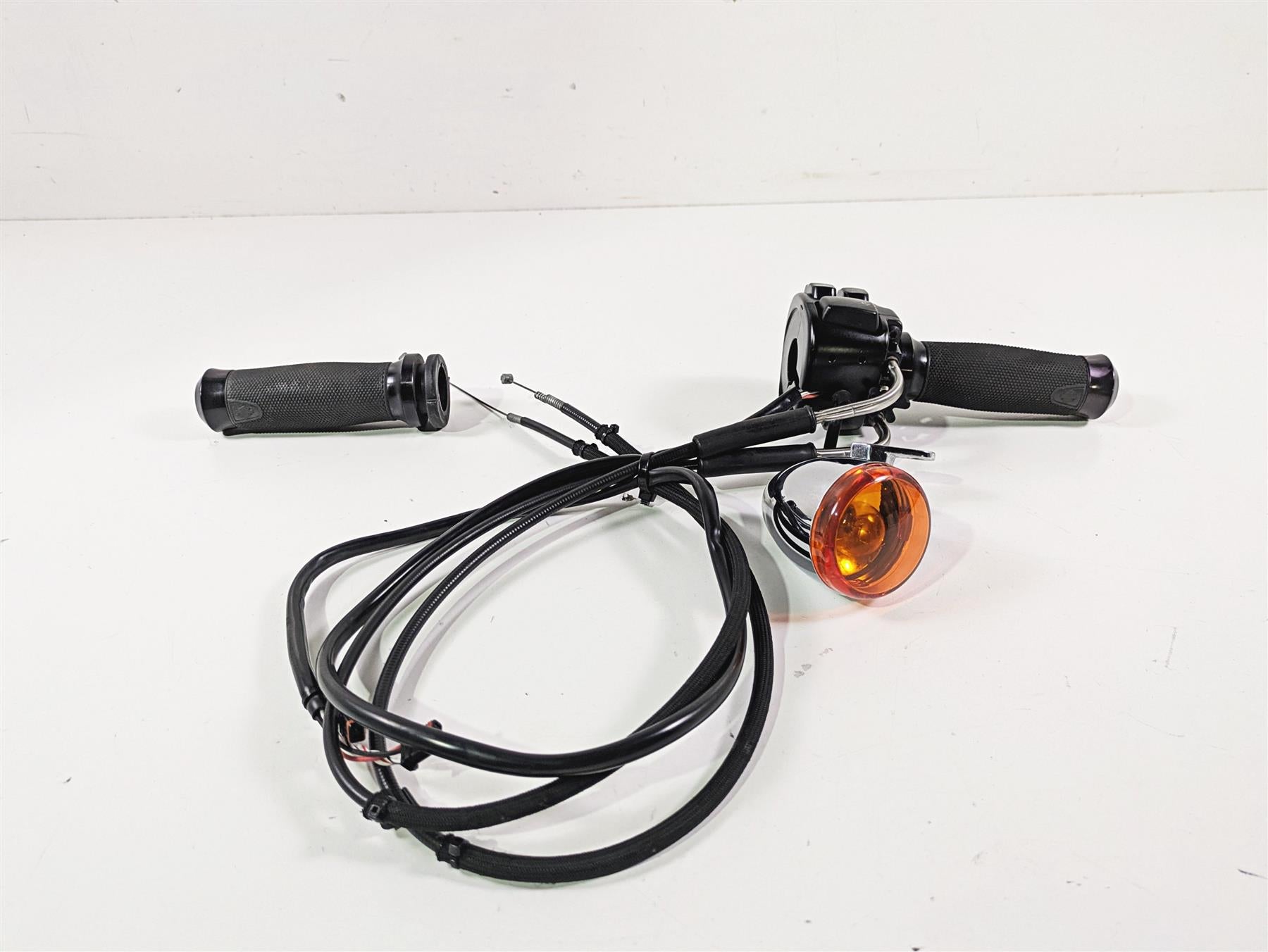 2014 Harley FXDF Dyna Fat Bob Right Hand Control Switch & Blinker 72944-12 {{ shop.shopifyCountryName }} - Mototech271