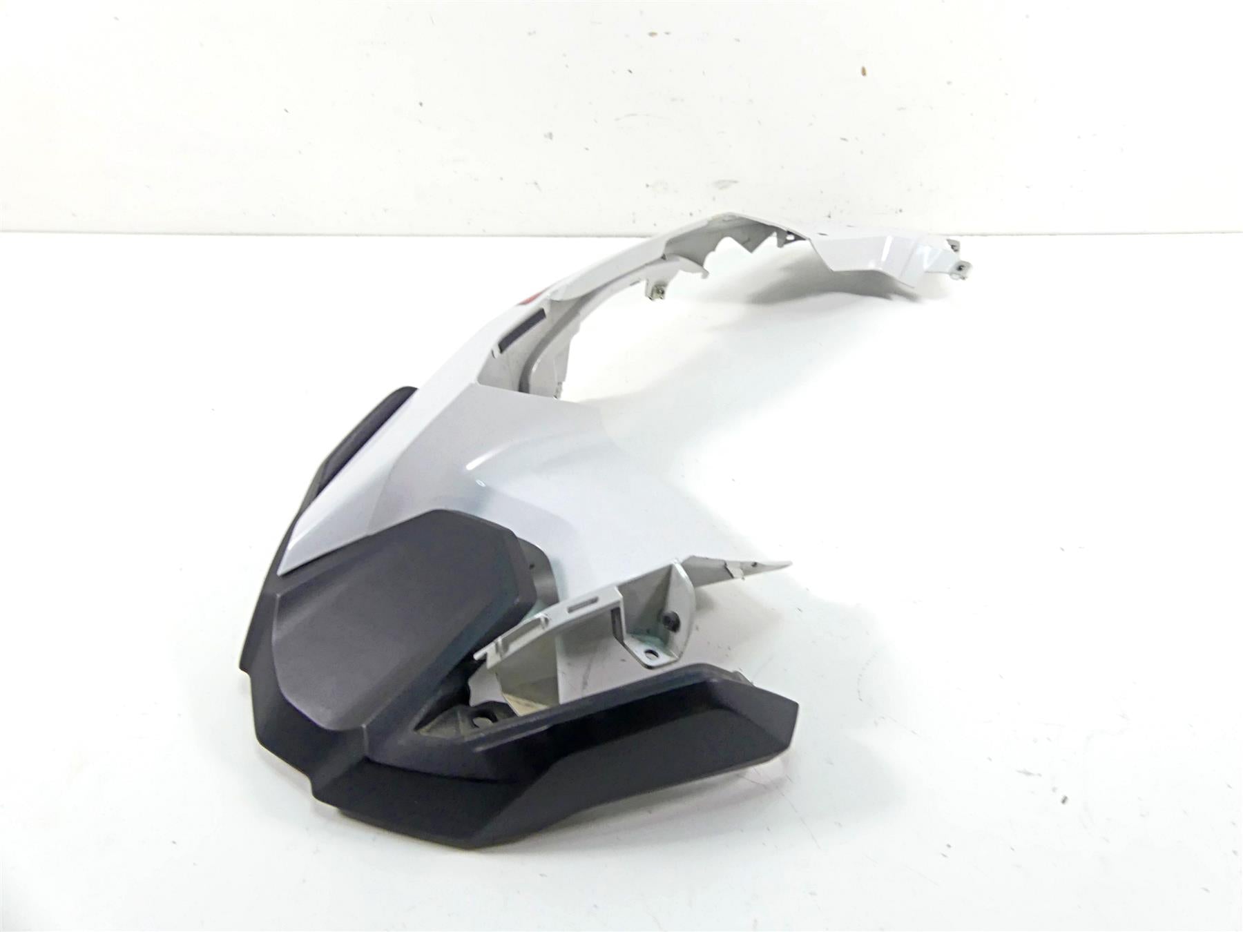 2016 BMW R1200GS Adv K51 Front Right Upper Fender Center Fairing 46618536934 {{ shop.shopifyCountryName }} - Mototech271
