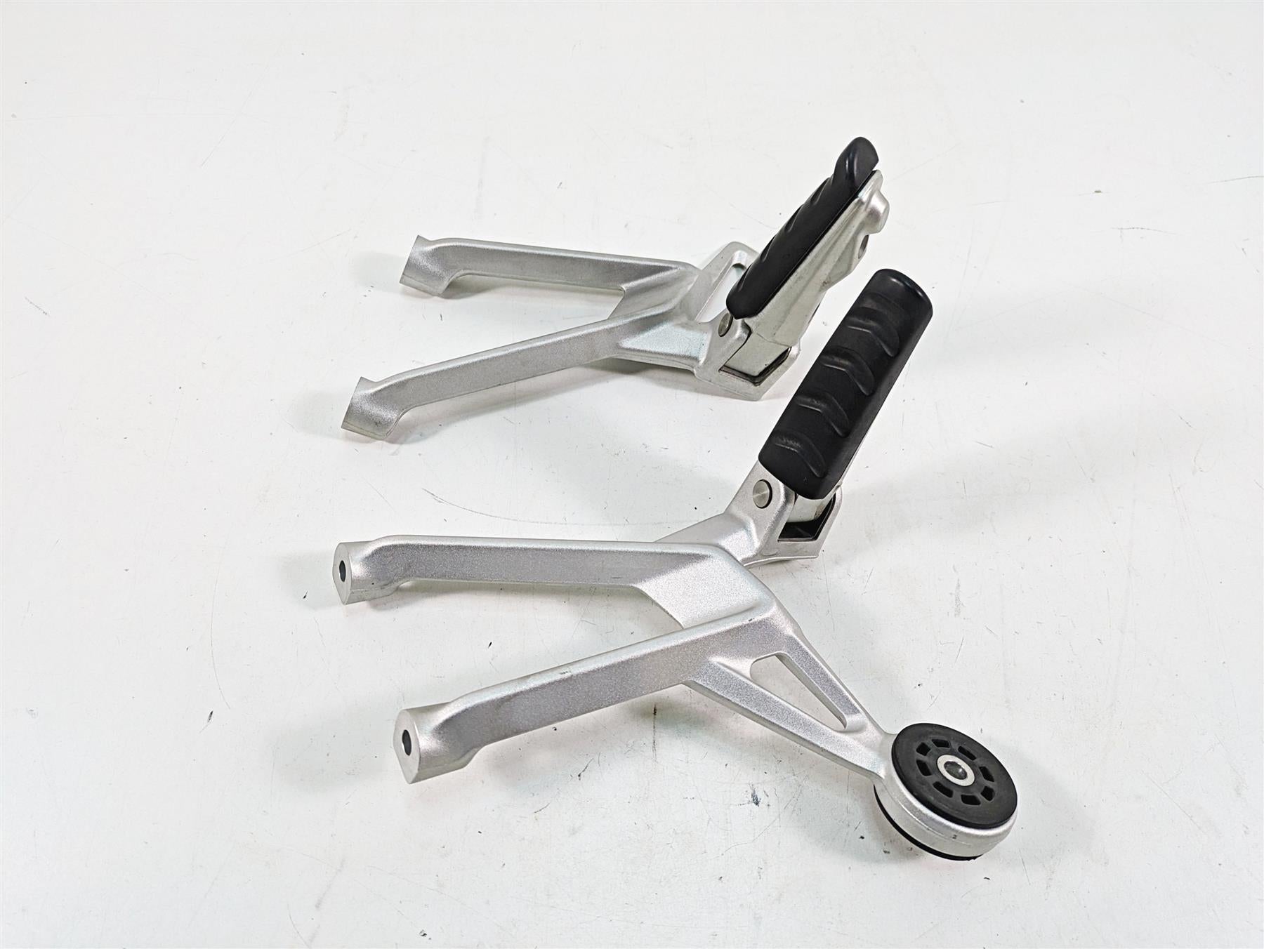 2016 BMW R1200R K53 Rear Passenger Foot Peg Rest Set 46718540798 46718540799 {{ shop.shopifyCountryName }} - Mototech271