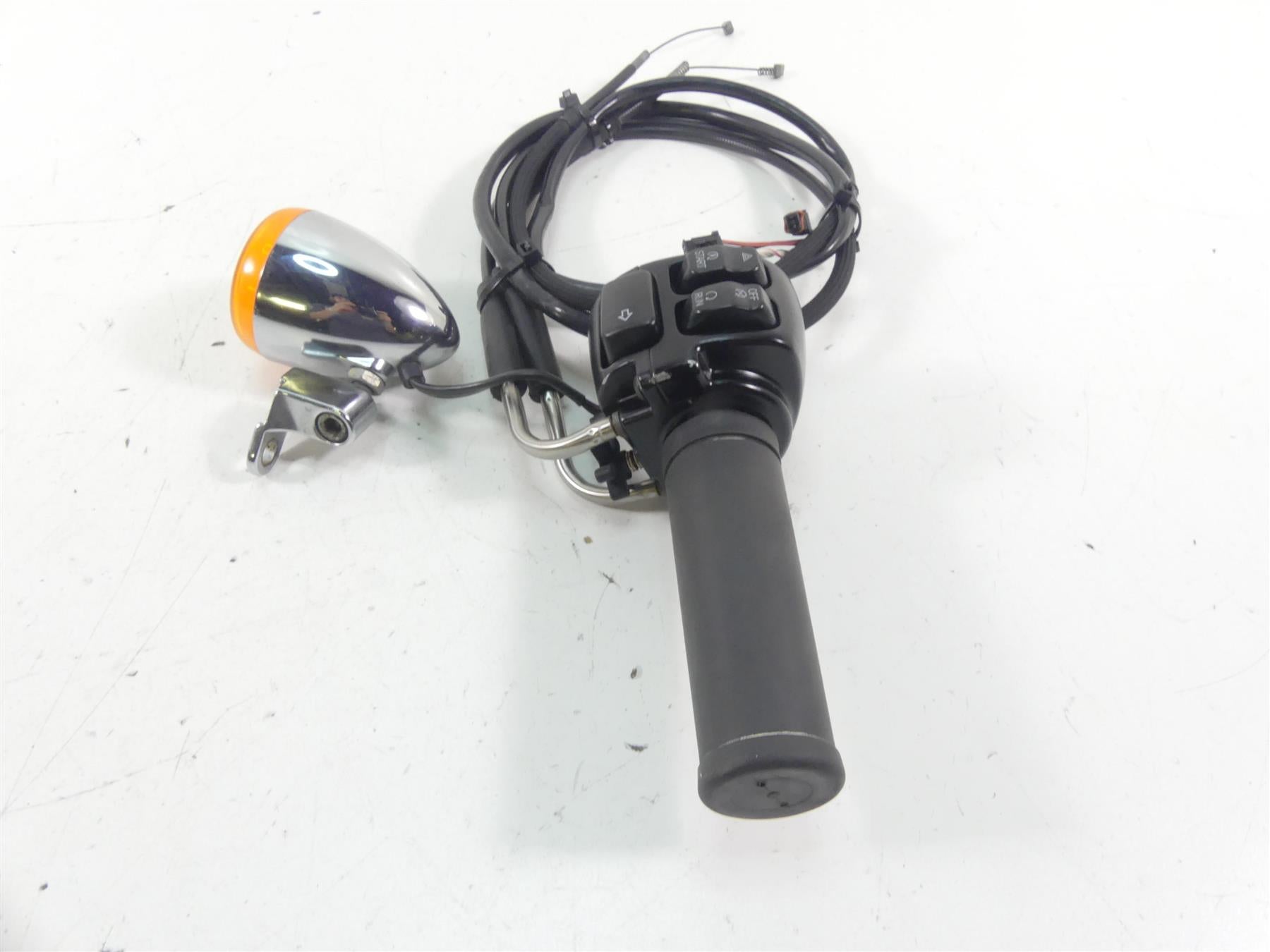 2015 Harley FXDF Dyna Fat Bob Right Control Switch Throttle + Blinker 72944-12 {{ shop.shopifyCountryName }} - Mototech271