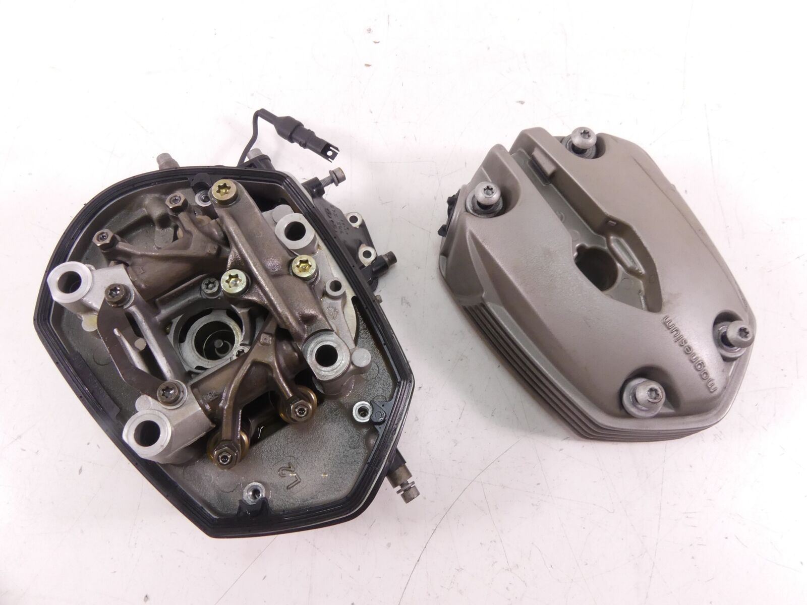 2008 BMW R1200GS K255 Adv Left Cylinder Head Cam Bridge + Valve Cover 1112770554 {{ shop.shopifyCountryName }} - Mototech271