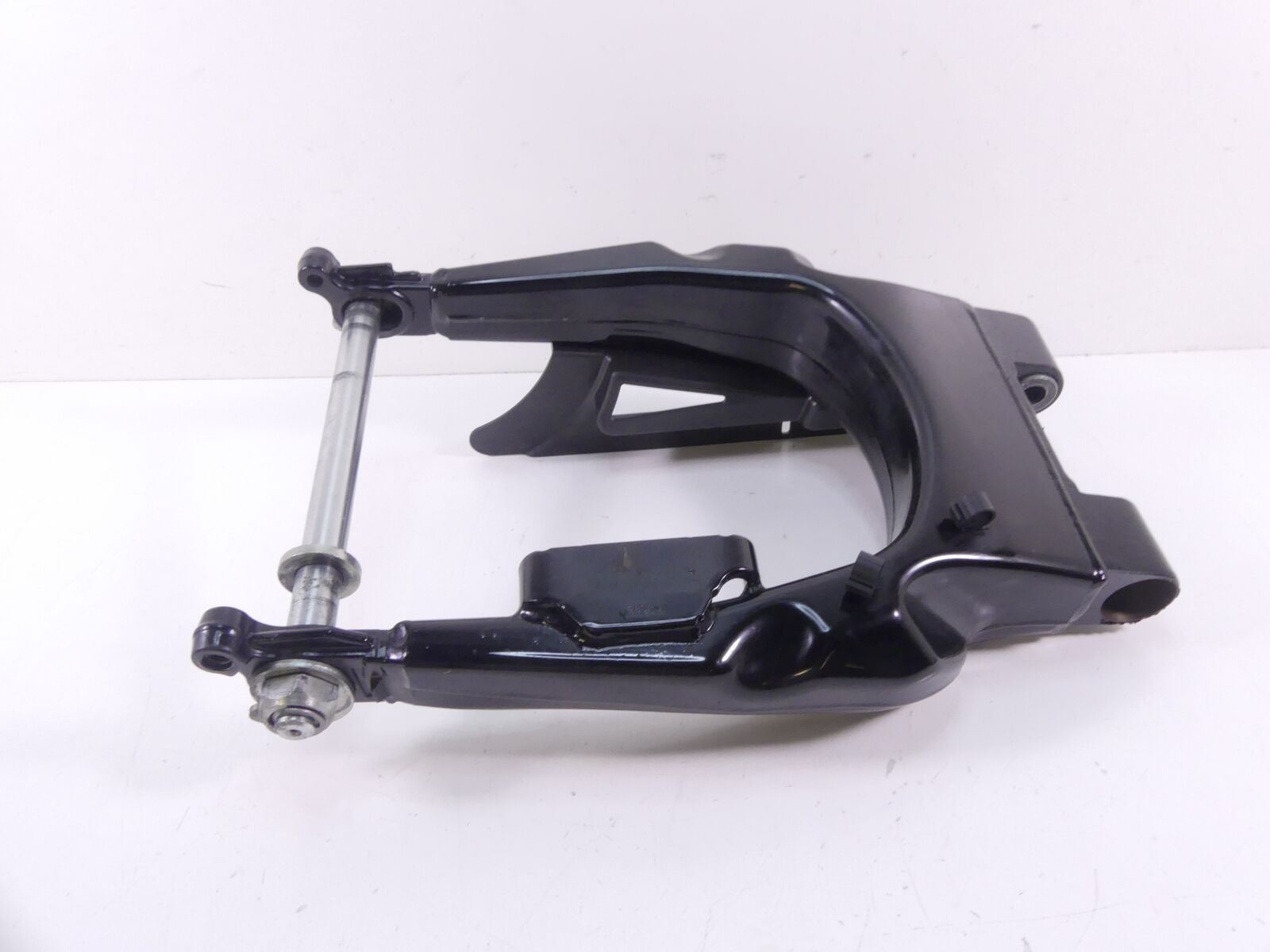 2009 Harley Touring FLHTCU Electra Glide Rear Swingarm Swing Arm + Axle 45470-09