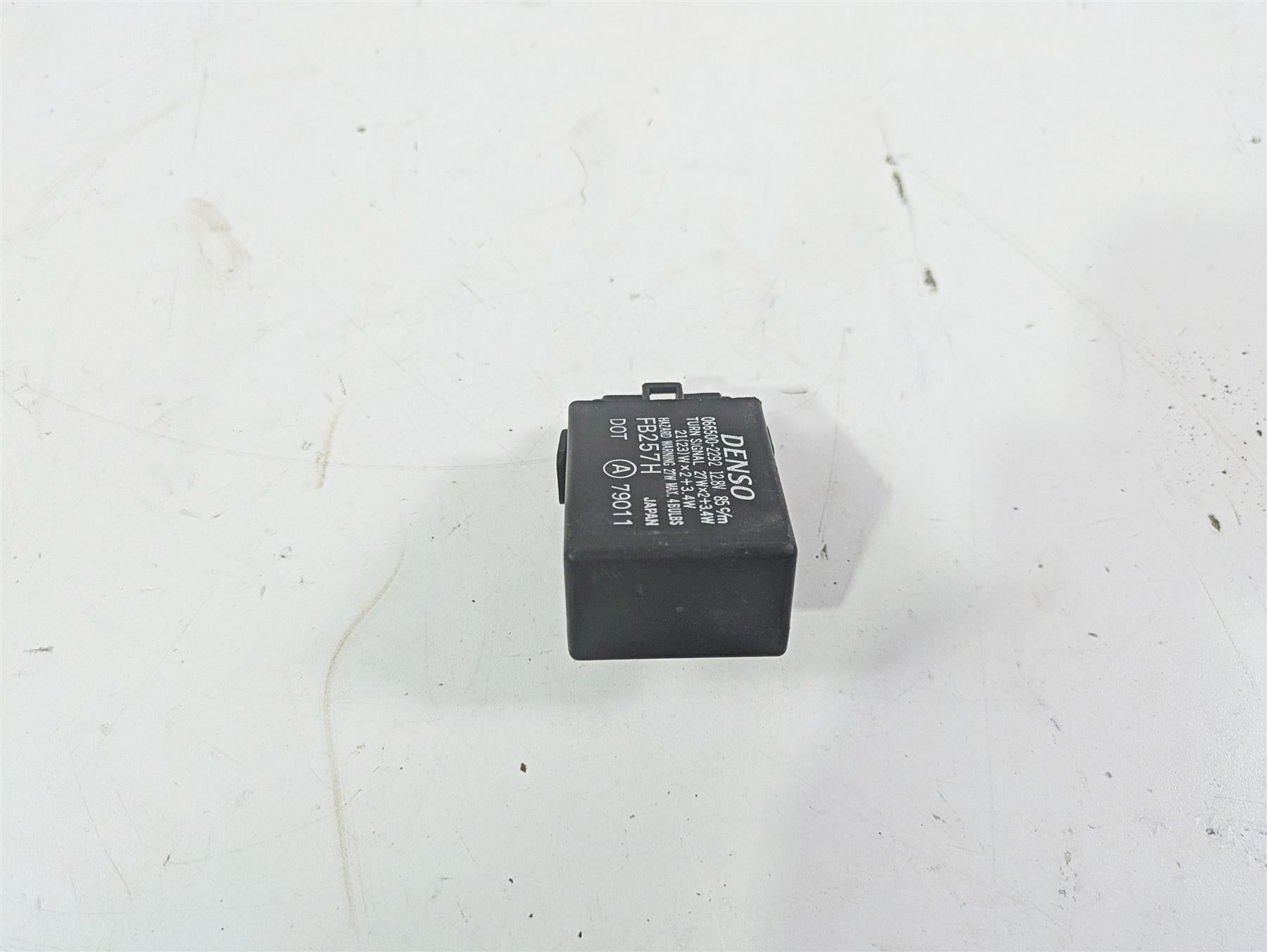 2006 Yamaha XVS650 V-Star Classic Turn Signal Flasher Relay 2UJ-83350-01-00 {{ shop.shopifyCountryName }} - Mototech271