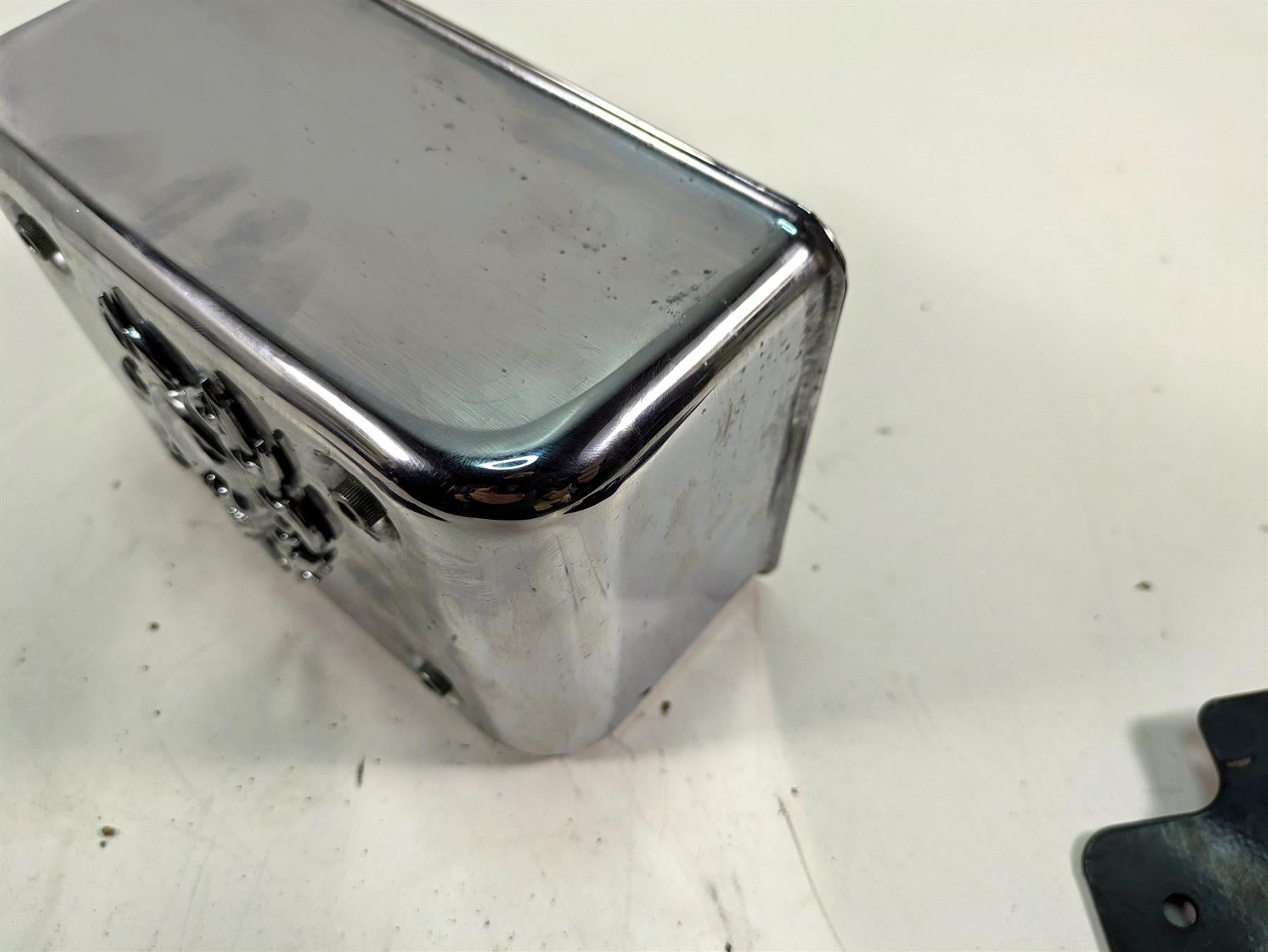 2000 Harley Dyna FXDL Low Rider Electrical Box Carrier & Chrome Cover 66333-99 {{ shop.shopifyCountryName }} - Mototech271