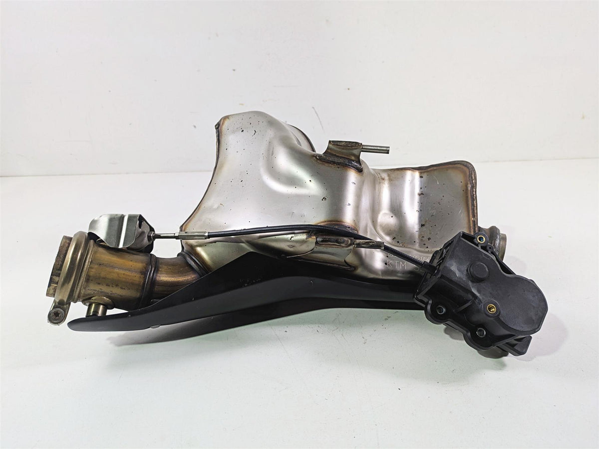2018 KTM 1290 Super Duke R Exhaust Center Chamber Pipe & Servo 61605050000 {{ shop.shopifyCountryName }} - Mototech271