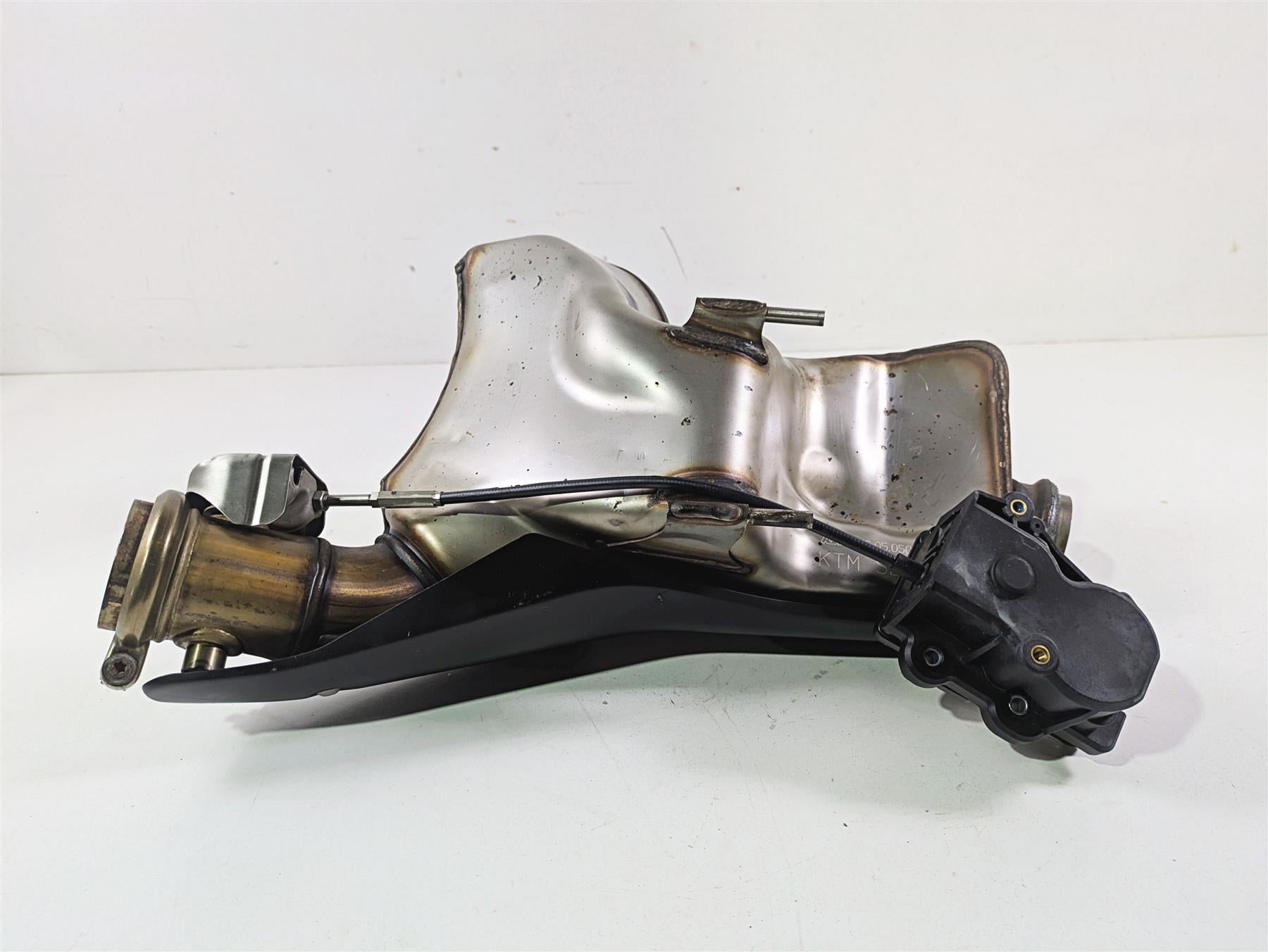 2018 KTM 1290 Super Duke R Exhaust Center Chamber Pipe & Servo 61605050000 {{ shop.shopifyCountryName }} - Mototech271