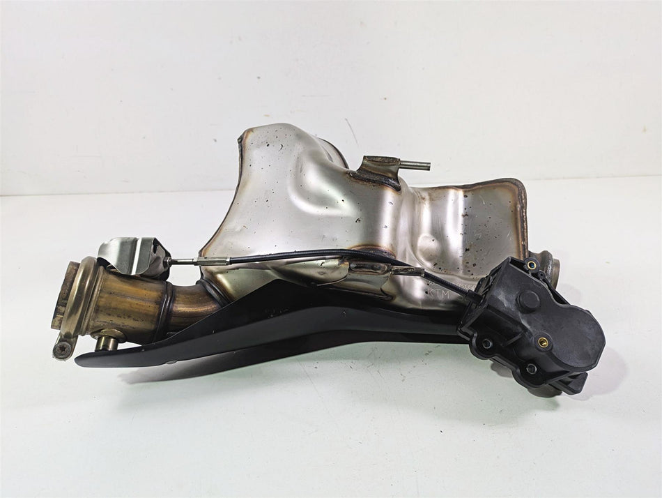 2018 KTM 1290 Super Duke R Exhaust Center Chamber Pipe & Servo 61605050000 {{ shop.shopifyCountryName }} - Mototech271