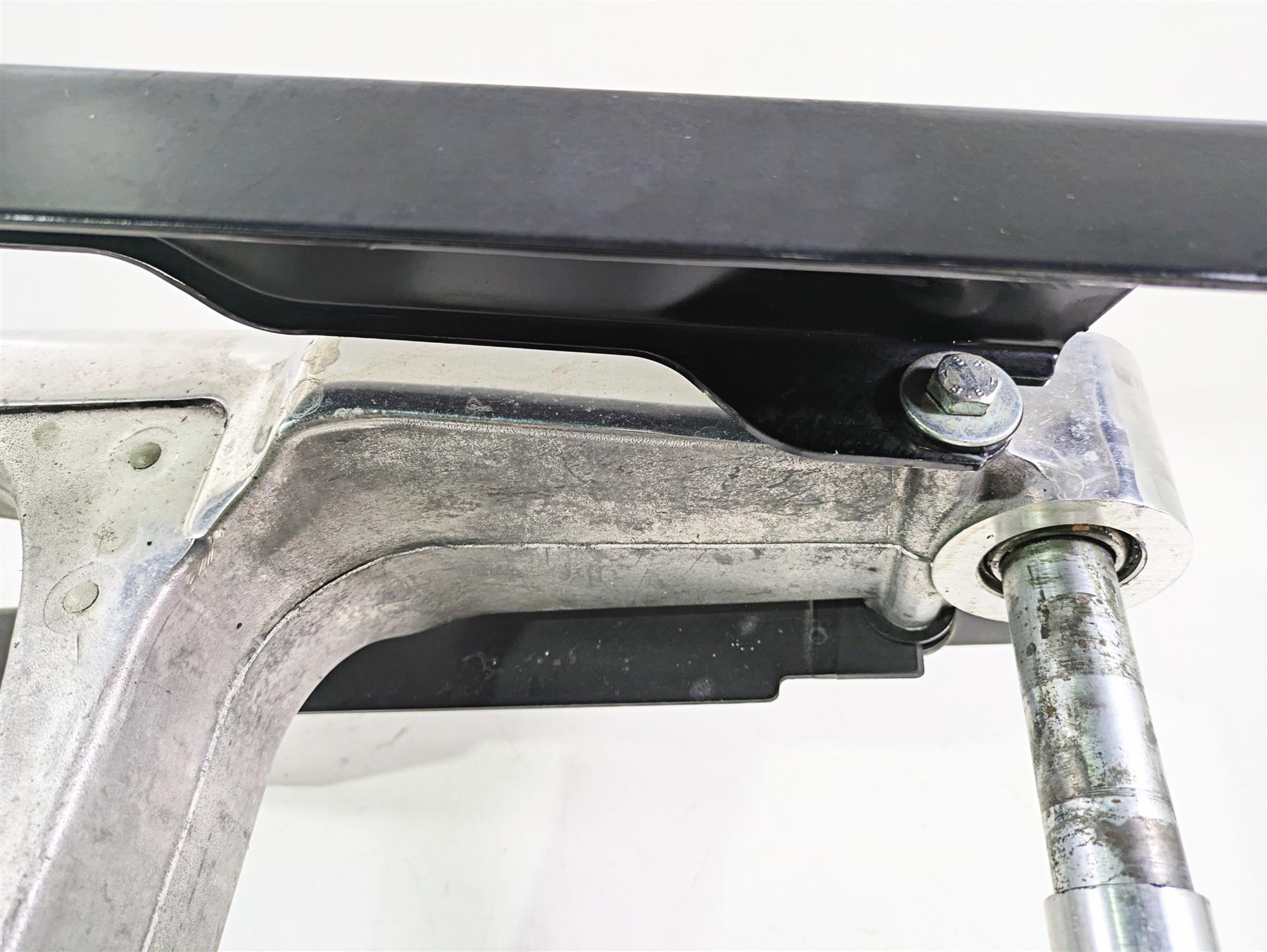 2006 Harley VRSCR Street V-Rod Rear Swingarm & Guards 48372-05 {{ shop.shopifyCountryName }} - Mototech271