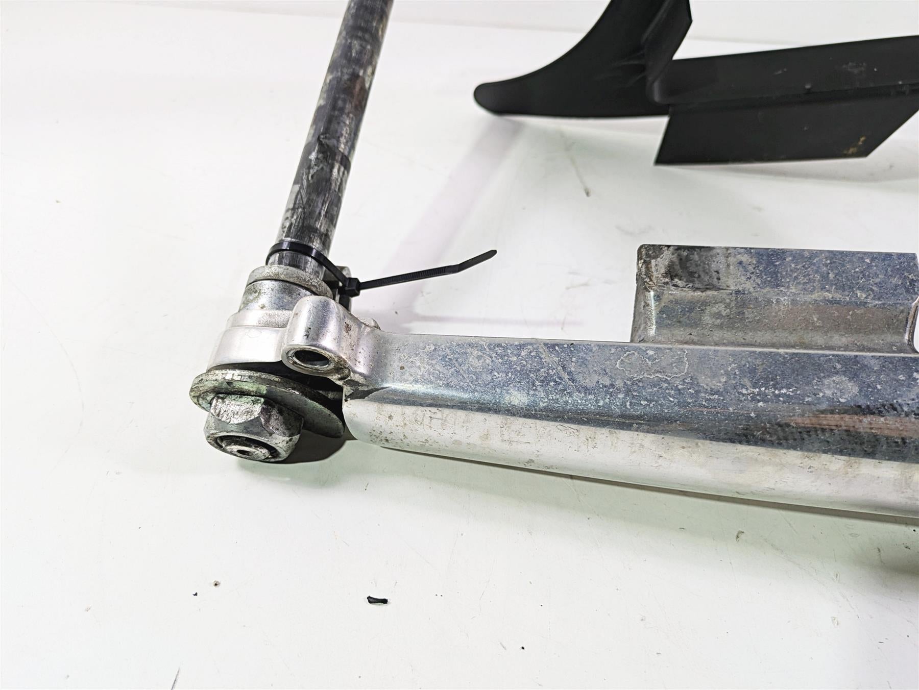 2006 Harley VRSCR Street V-Rod Rear Swingarm & Guards 48372-05 {{ shop.shopifyCountryName }} - Mototech271