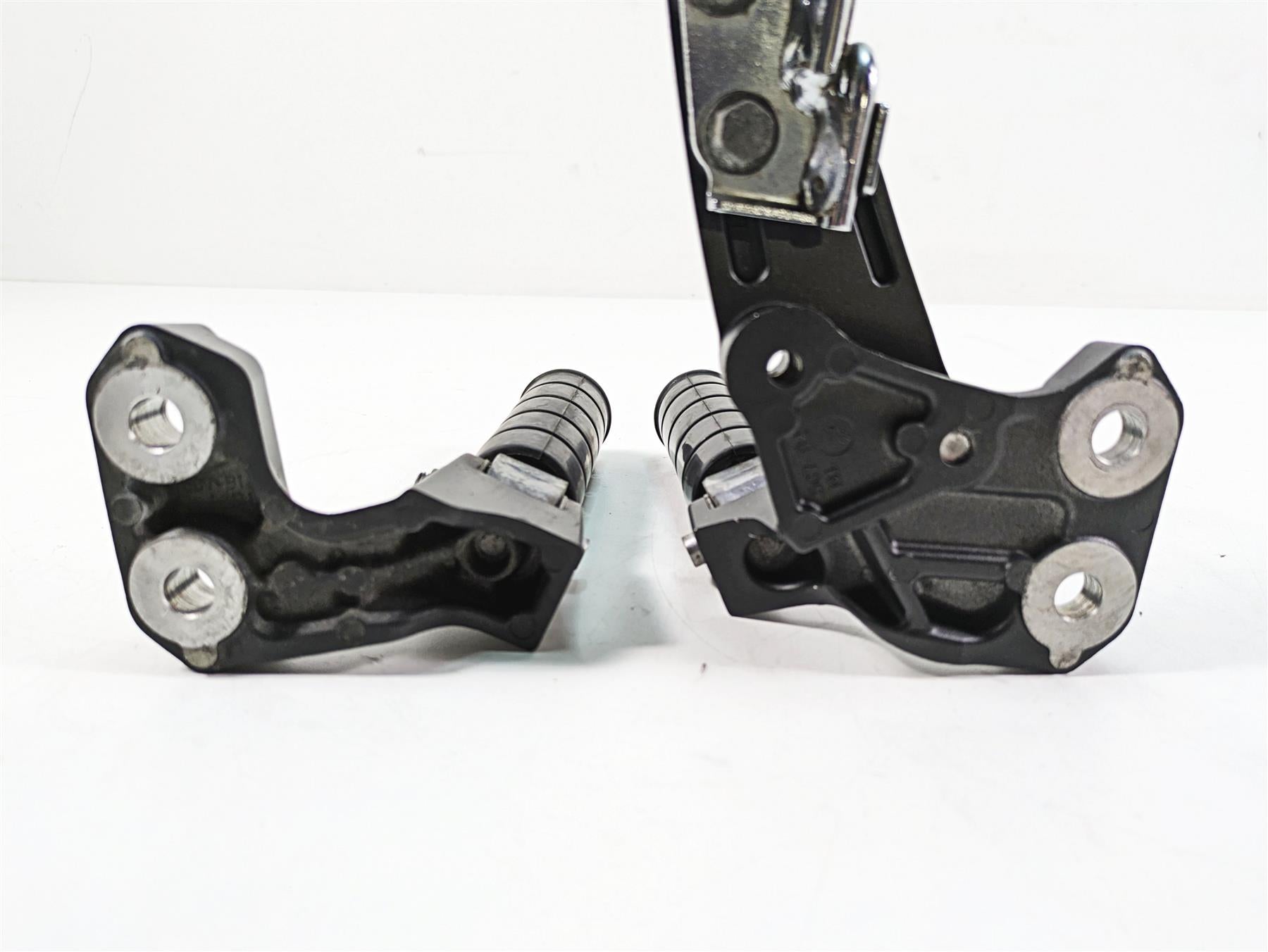 2009 Yamaha XV1900 Raider Rear Passenger Footpeg Rest Set 5C7-27430-00-00 {{ shop.shopifyCountryName }} - Mototech271