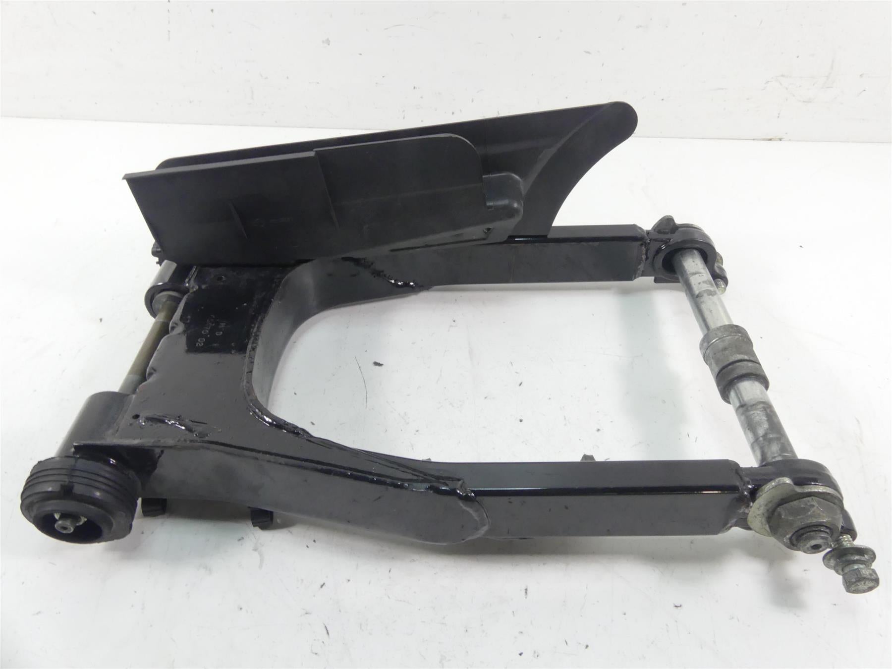 2005 Harley Touring CVO FLHTCSE Electra Glide Swingarm Swing Arm & Axle 47549-02