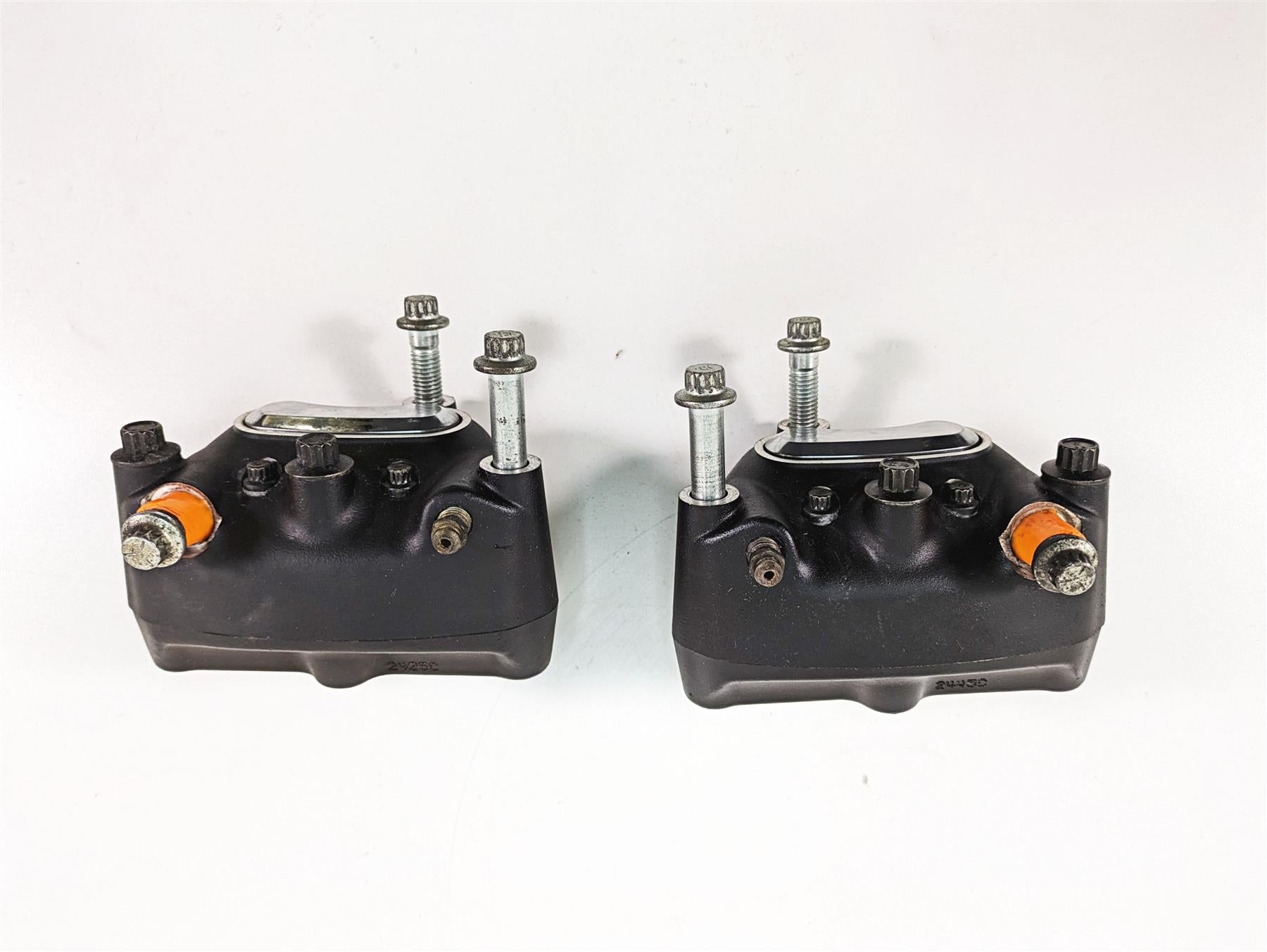2006 Harley Touring FLHXI Street Glide Front Brake Caliper Set 44023-00 44046-00 {{ shop.shopifyCountryName }} - Mototech271