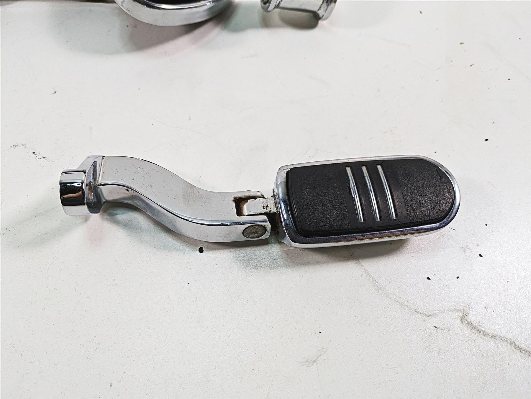 2006 Harley Touring FLHXI Street Glide Floor Board Foot Peg Lever Set 50688-04 {{ shop.shopifyCountryName }} - Mototech271