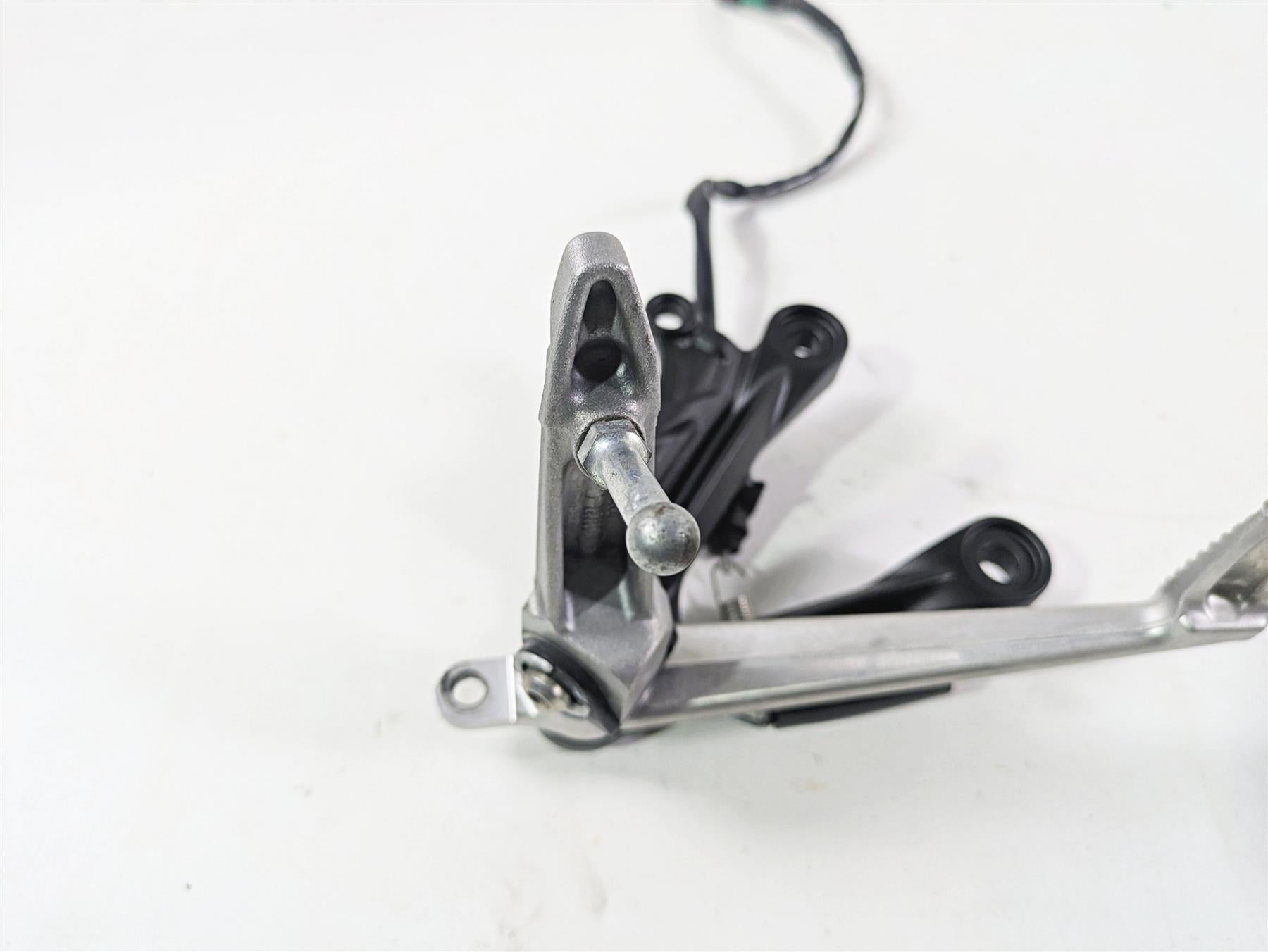 2024 Kawasaki ZX6R ZX636 Ninja Right Footpeg Brake Pedals Set 35063-0590-18R {{ shop.shopifyCountryName }} - Mototech271