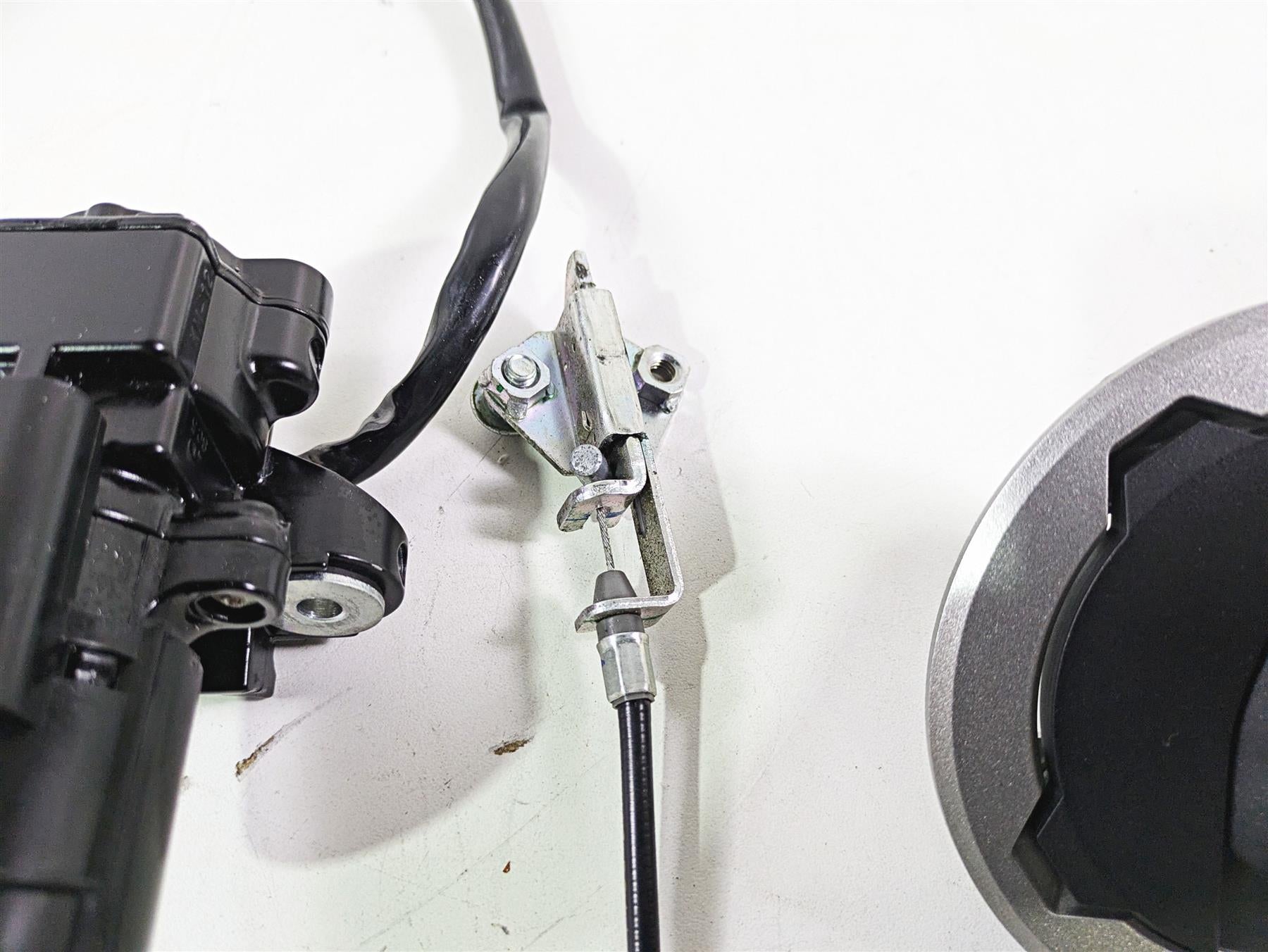 2021 Kawasaki Z900 ZR900 Ignition Switch Key Lock Tank Cap Set 27005-0673 {{ shop.shopifyCountryName }} - Mototech271