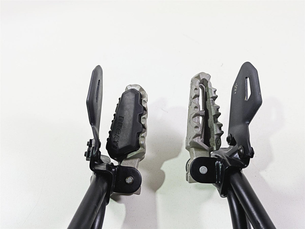 2018 Ducati Scrambler Desert Sled 800 Rear Passenger Footpeg Rest Set 46510742BA {{ shop.shopifyCountryName }} - Mototech271
