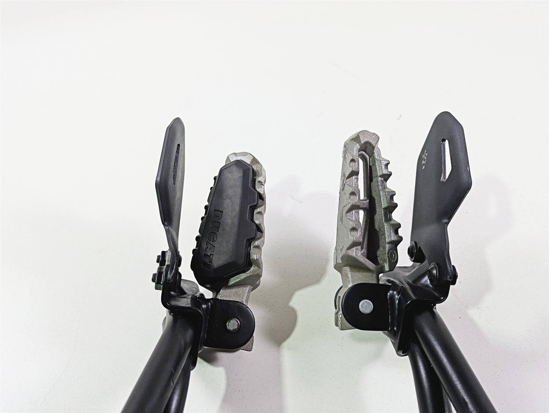 2018 Ducati Scrambler Desert Sled 800 Rear Passenger Footpeg Rest Set 46510742BA {{ shop.shopifyCountryName }} - Mototech271