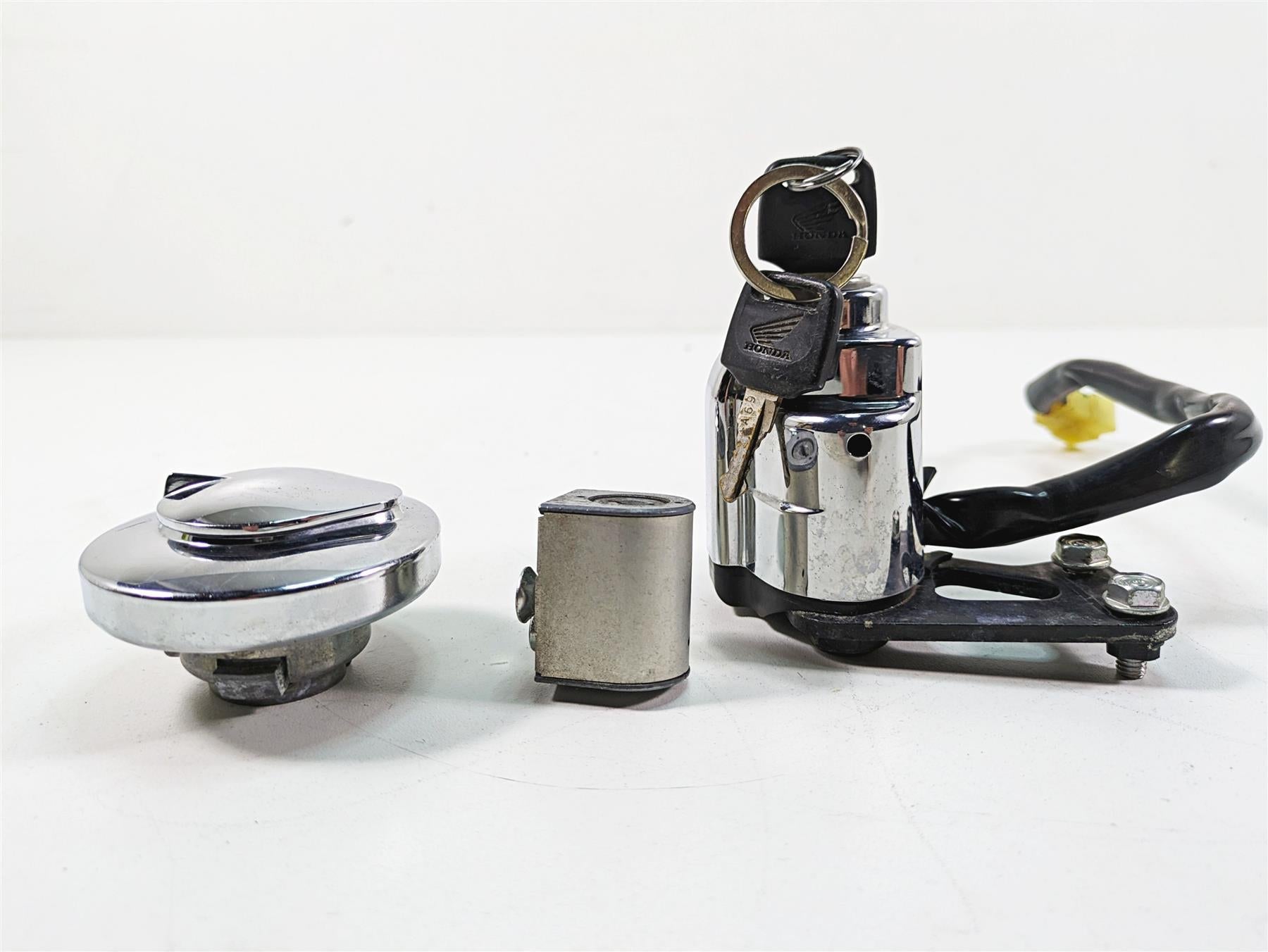 2006 Honda V-Twin VTX1300 R Ignition Switch Key Lock Tank Cap Set 35010-MEA-740 {{ shop.shopifyCountryName }} - Mototech271