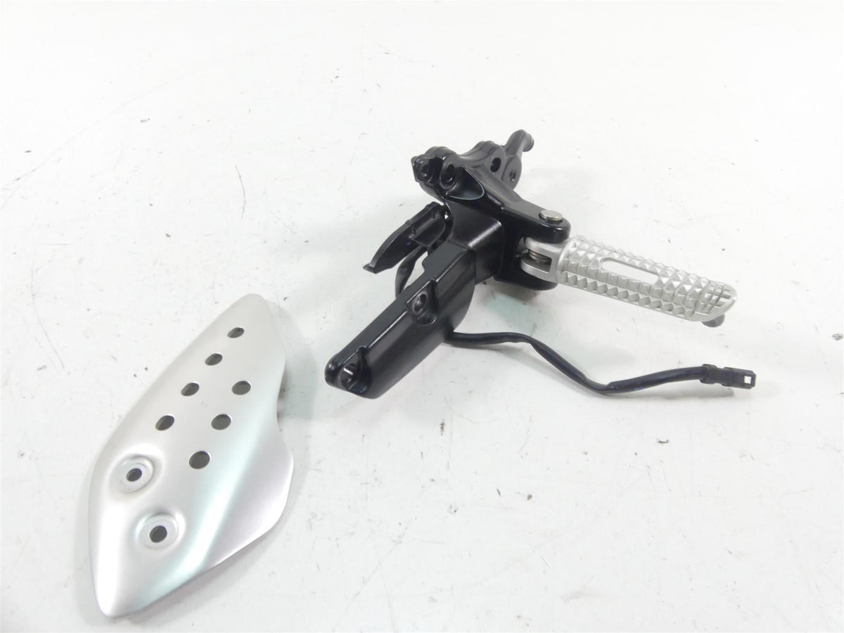 2017 Triumph Thruxton 1200 R Right Front Footpeg Foot Peg + Bracket T2081084 {{ shop.shopifyCountryName }} - Mototech271