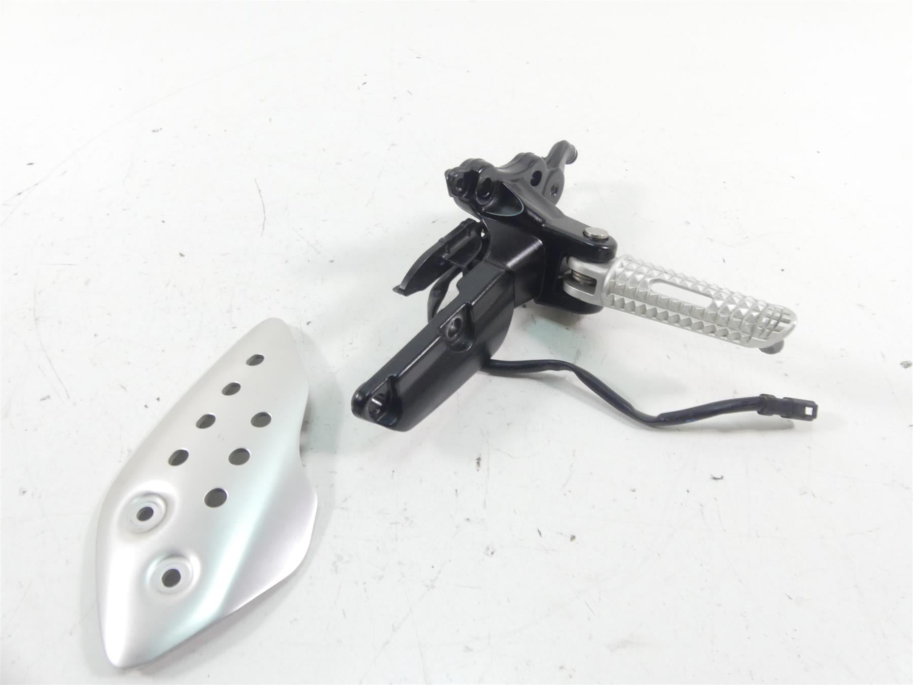 2017 Triumph Thruxton 1200 R Right Front Footpeg Foot Peg + Bracket T2081084 {{ shop.shopifyCountryName }} - Mototech271