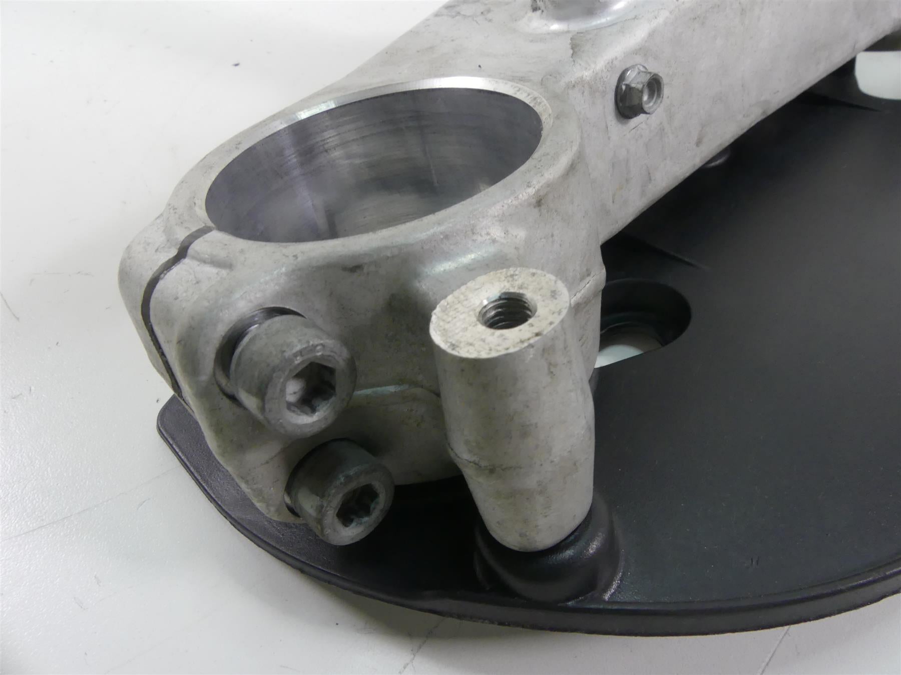 2004 Aprilia RSV 2 1000R Mille Lower Triple Tree AP8163122 {{ shop.shopifyCountryName }} - Mototech271