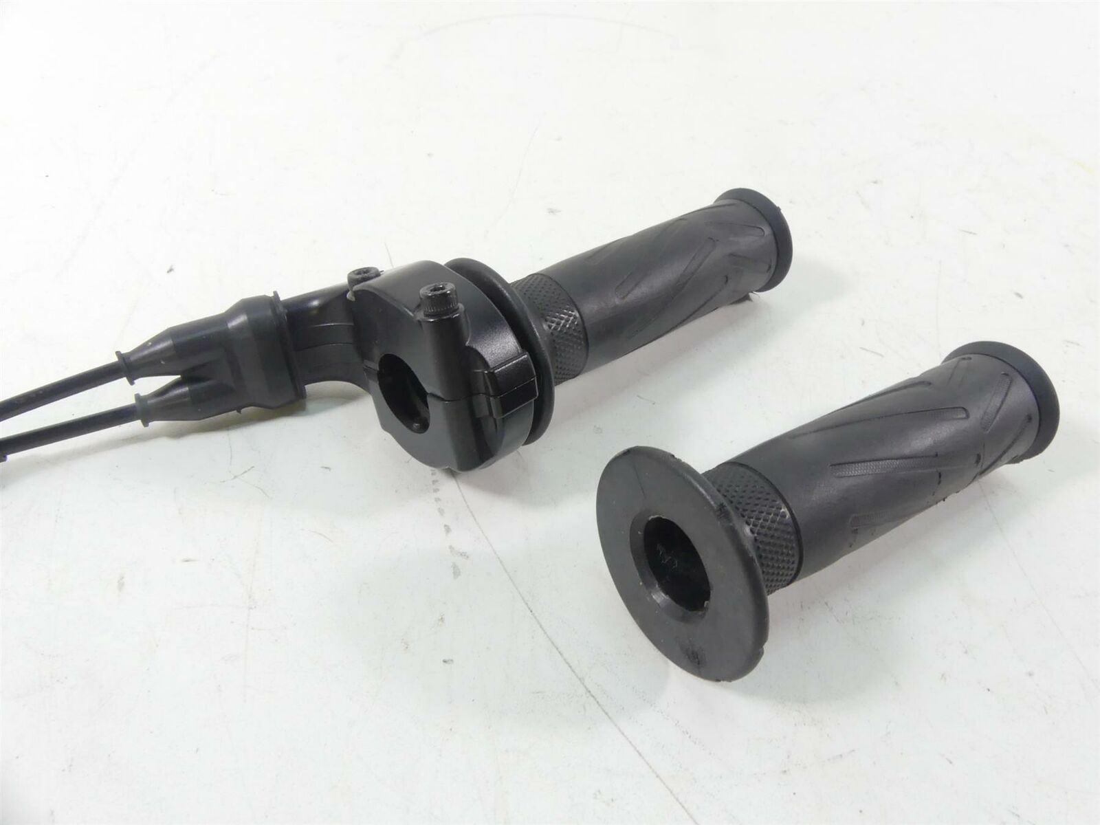 2020 Yamaha VMX17 1700 Throttle Accelerate Cable Grip Grab Set 4YR-26240-02-00 {{ shop.shopifyCountryName }} - Mototech271