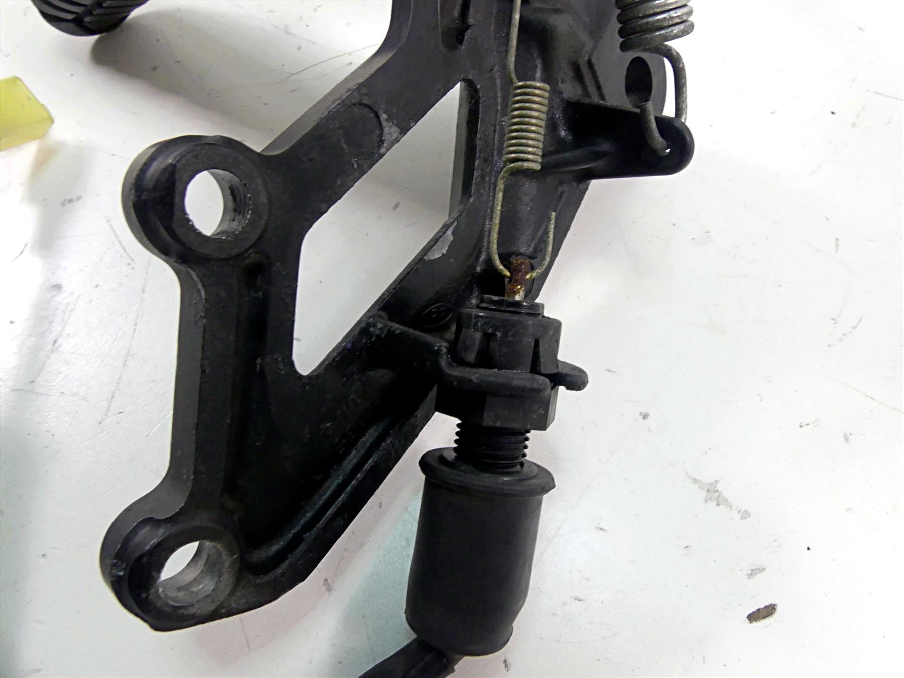 2010 Kawasaki ZX1400 ZX14 R Ninja Front Right Foot Peg & Brake Pedal 34028-0032 {{ shop.shopifyCountryName }} - Mototech271