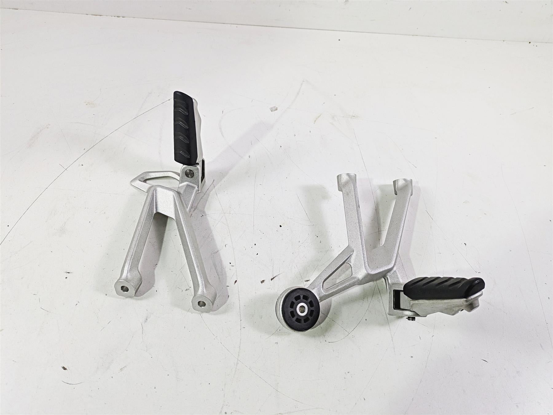 2016 BMW R1200RS K54 Passenger Footpeg Foot Peg Set 46718540798 46718540799 {{ shop.shopifyCountryName }} - Mototech271