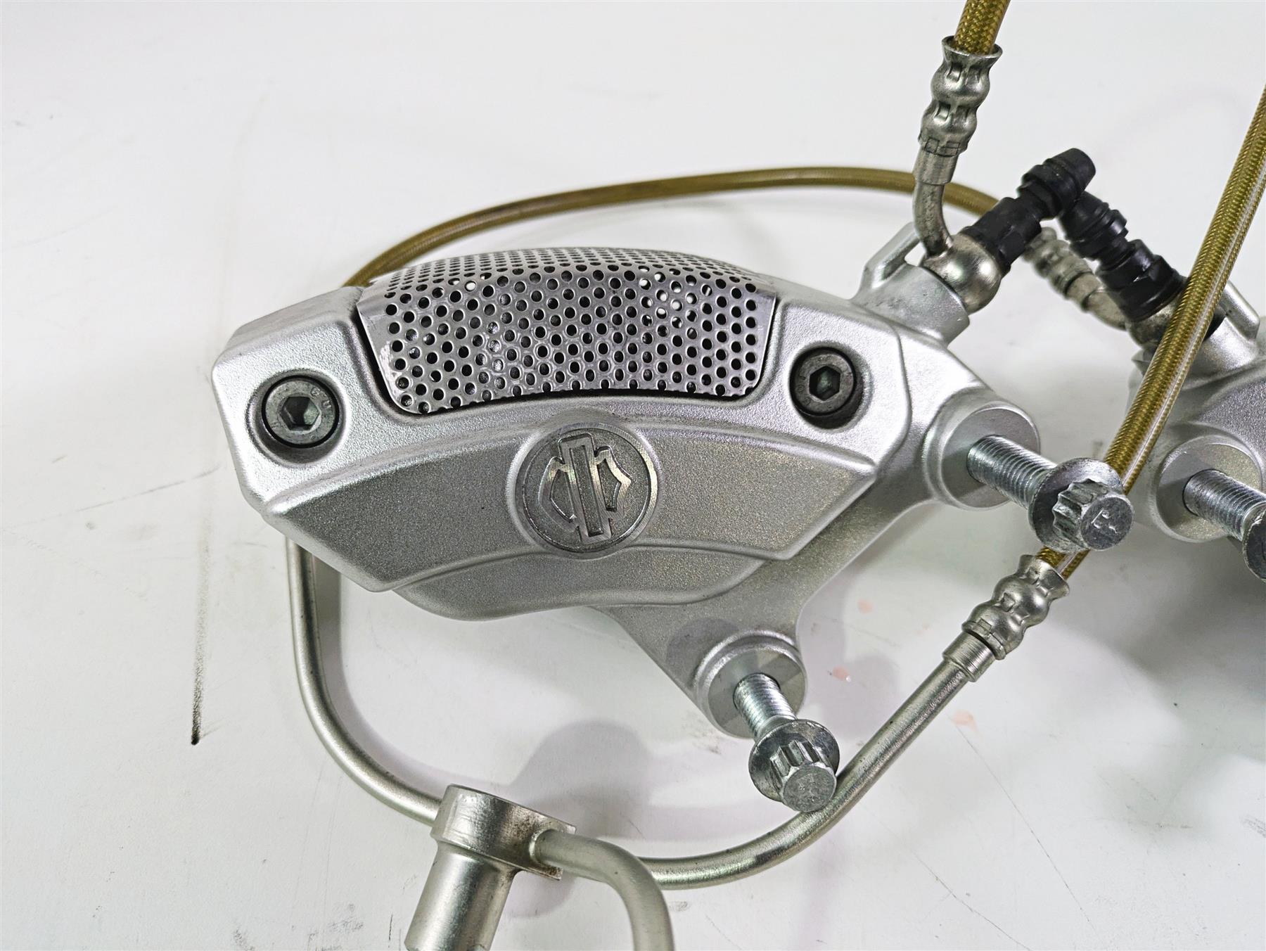 2006 Harley VRSCR Street V-Rod Front Brake Caliper Set Silver 44505-06A 44506-06 {{ shop.shopifyCountryName }} - Mototech271