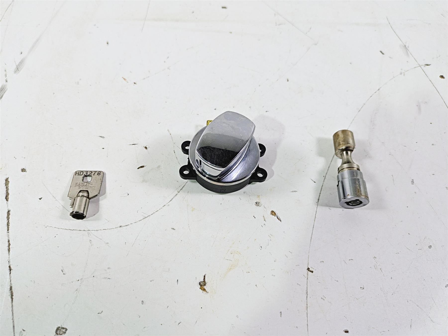 2005 Harley Softail FLSTSCI Heritage Springer Ignition Switch Key Lock 71450-04 | Mototech271