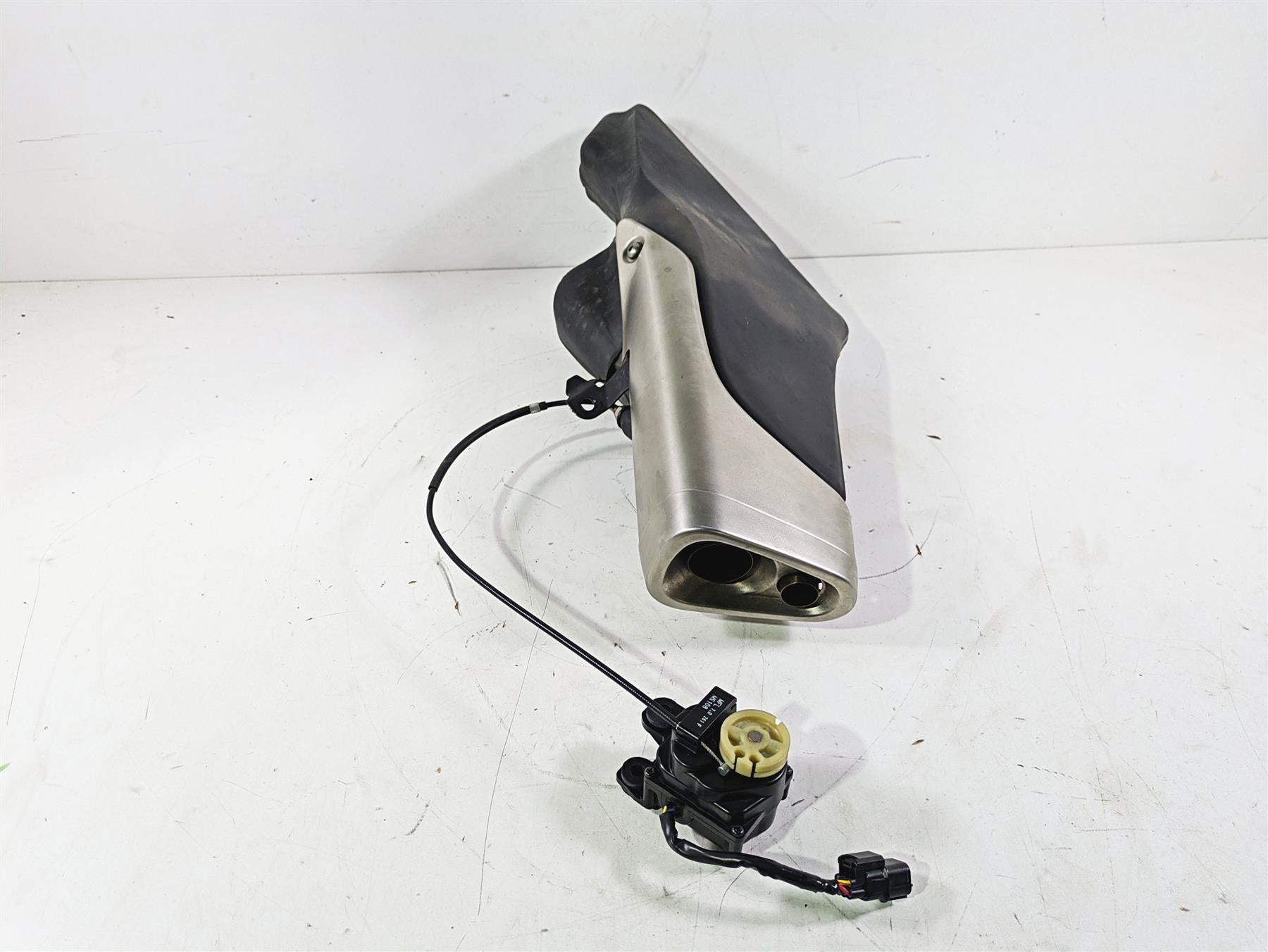 2008 Honda CBR1000RR SC59 Exhaust Muffler Silencer Pipe + Servo 18310-MFL-672 {{ shop.shopifyCountryName }} - Mototech271